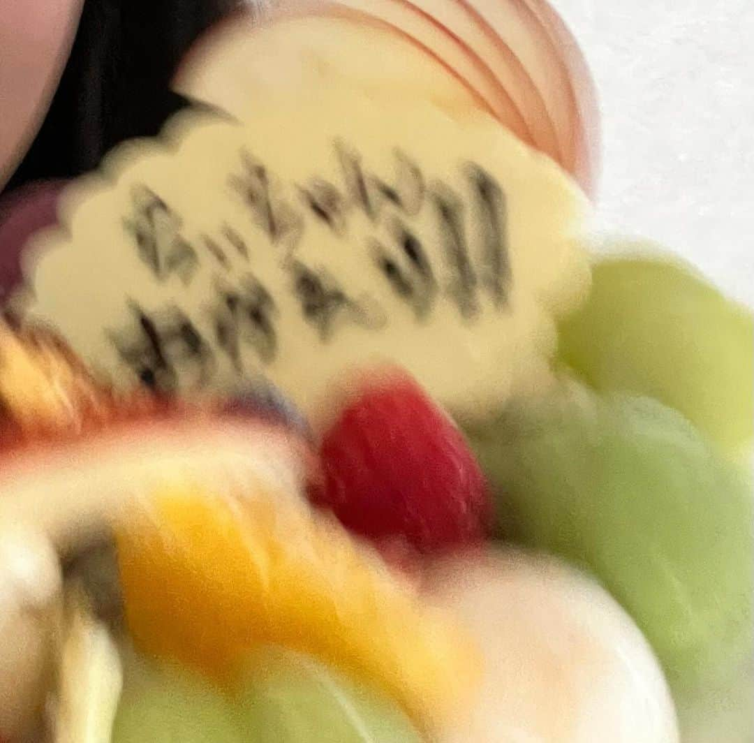 森戸知沙希のインスタグラム：「はっぴー🫶 　 　 　 チョコミントのアイスケーキとミルクレープ🎂 好きなケーキトップ2なので最高でした🫠🎂💗」