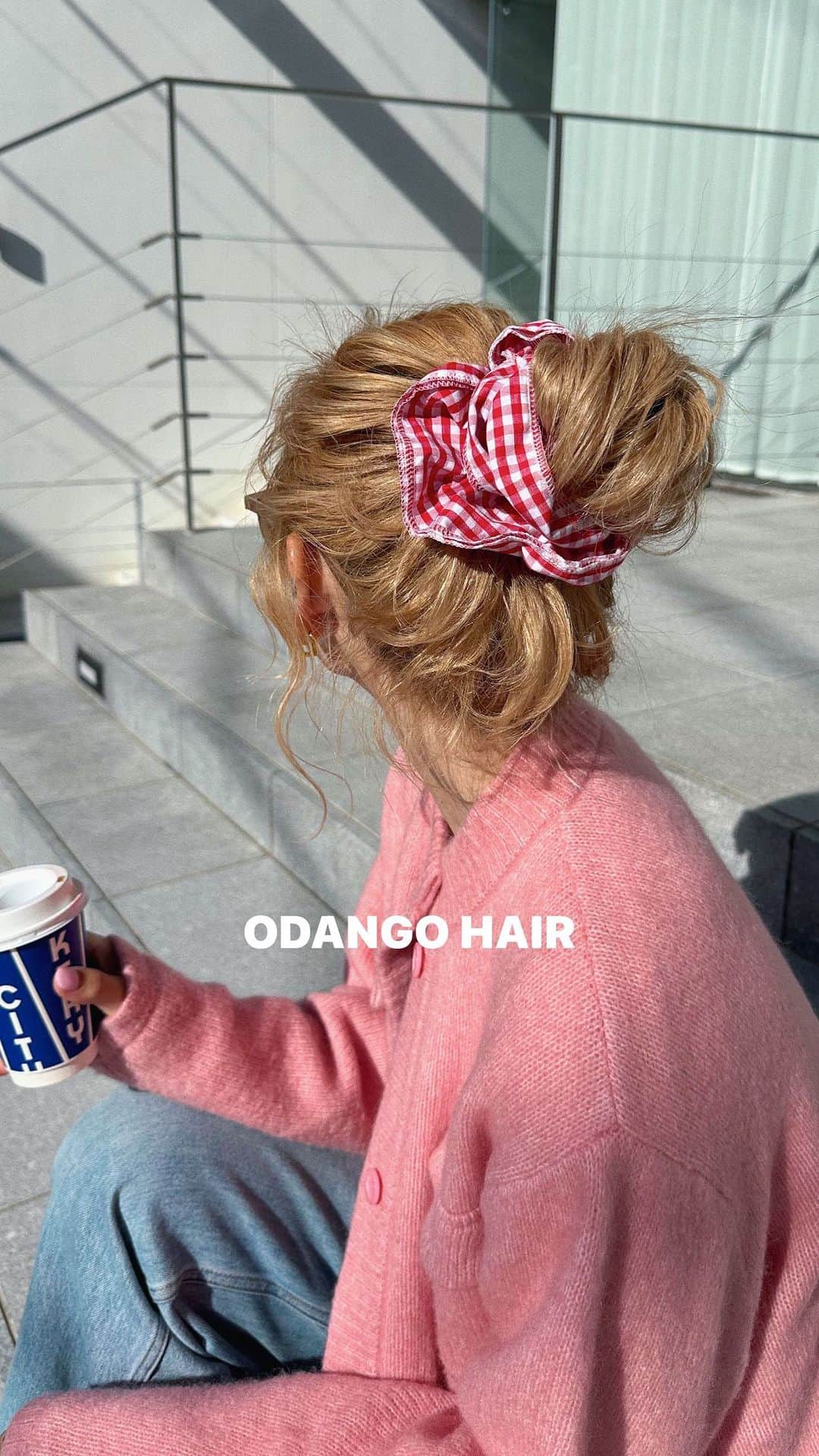 岩渕加恵のインスタグラム：「🌼ルーズなお団子ヘア💕💕 いつも可愛くヘアアレンジしてもらってるけど 自分でも出来るようになりたいな〜と思って えりこちゃんに動画撮らせてもらった☺️  お裾分けしま〜す🤲🏻❤️笑  不器用な私でも出来るであろう初期編から、、✨  絶妙なルーズさって難しいから頑張ってみよ〜っと🕺🌈  #ヘアアレンジ #お団子ヘア #ヘアアレンジ動画」