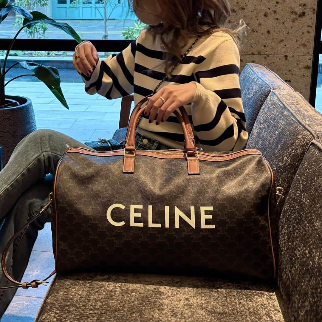 Maiのインスタグラム：「・ そういえば💡 この前の旅行でやっと @celine のボストンバッグ使った♪  3年くらい前に買ってて1回も使ってなくて😂  結構入るしとりあえず可愛い♡♡  #celine #celinebyhedislimane」