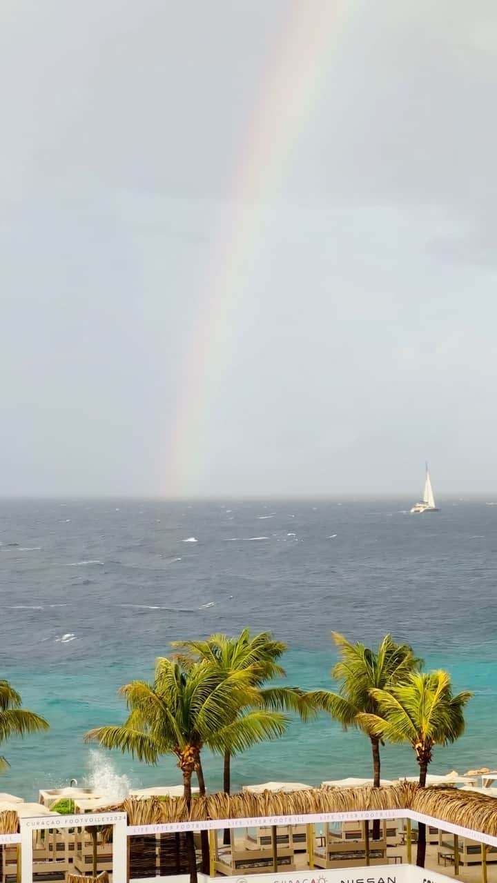 カルフィン・ヨン・ア・ピンのインスタグラム：「First time opening my curtain in curaçao 🇨🇼」