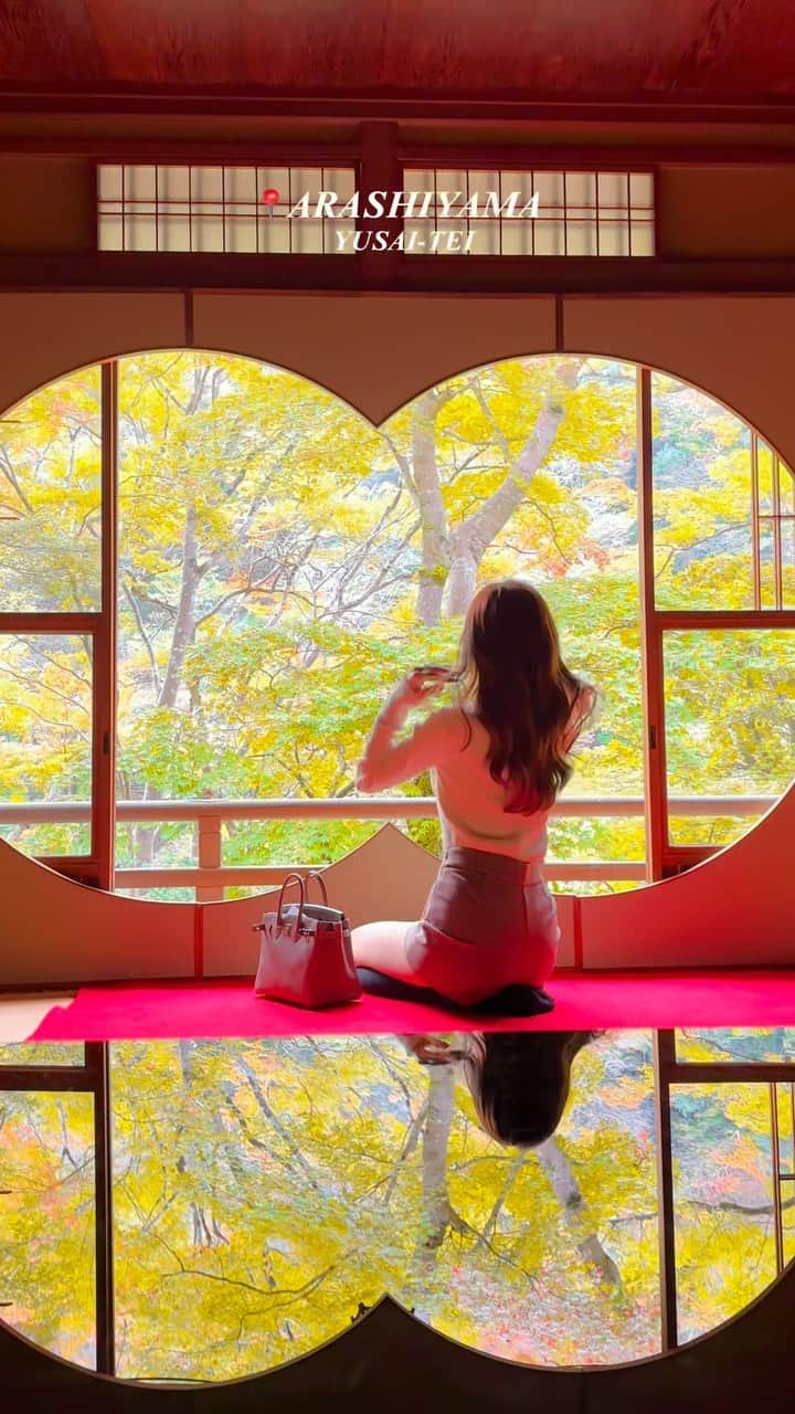 岡部あゆみのインスタグラム：「京都に瞬間移動🥷🇯🇵🍁🍂✨ これずっとやってみたかったの笑🤳🏻🪟  #canweskiptothegoodpart #japan#kyoto#arashiyama#yusaitei #京都嵐山#祐斎亭#祐斎亭丸窓の間」