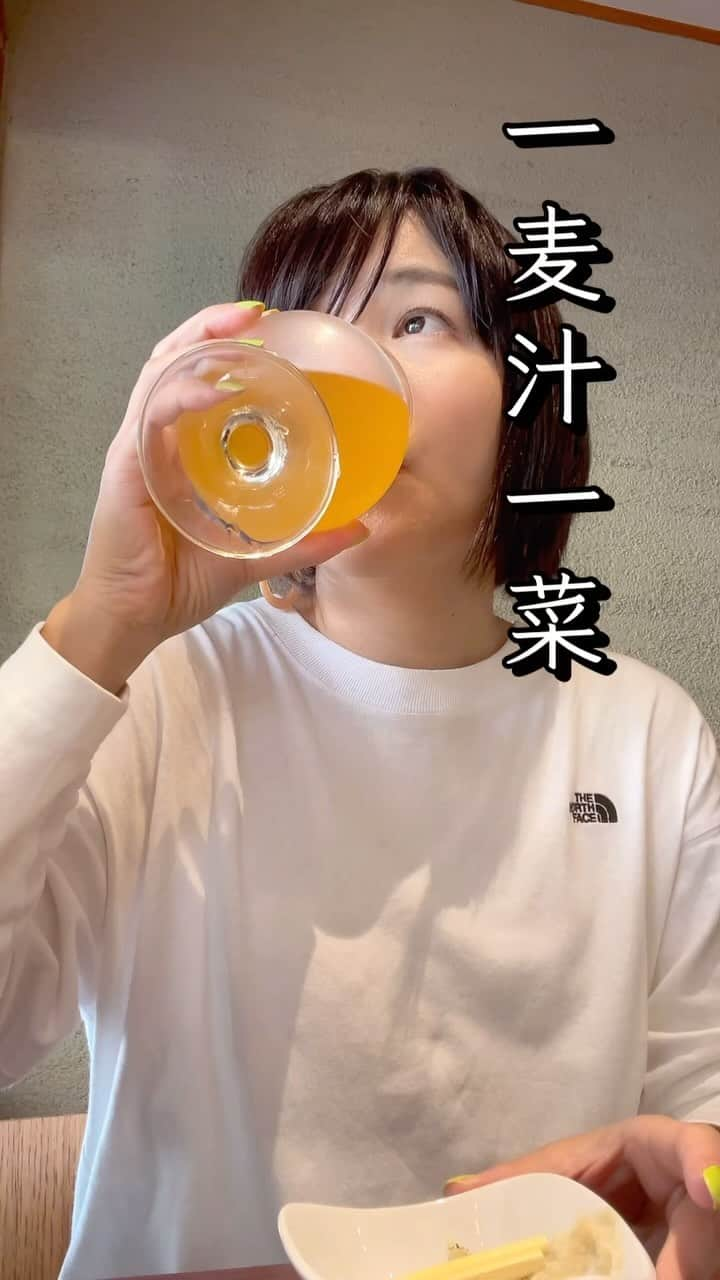 古賀麻里沙のインスタグラム：「みなさんこんばんは🌛 今日も飲んでますか？？酔い子の味方、ビールおねえさん古賀麻里沙です。  今宵のご褒美ールは旨みたっぷりの貝と🍻  出先で【一麦汁一菜】。 西船橋から徒歩1分の船橋ビール醸造所。お店の隣の醸造所でつくった出来立てのビールが味わえます。  カウンター席で気軽に一杯。  選んだビールはフナヴァイツェン〜カカオ70%〜。。。ヴァイツェンでカカオ！？珍しいですね。ヴァイツェンはバナナのような香りがするので、チョコバナナのようなビールをつくってみたんだそう。カカオニブとバニラエッセンスが入っていて、グラスから漂ってくる優しくて甘〜い香りがクセになりそう。確かにチョコバナナの香り🍫🍌 口当たりが柔らかく、苦味はほとんどなくてするする飲める一杯です。  貝の旨みがたっぷりと溶け出した、ホンビノス貝のビール蒸しと。お出汁がすごい。ビールで煮込んであるのでおつまみにぴったりです。ぷりっと肉厚なホンビノス貝をパクリと食べてお出汁を啜ってビールをゴクリ。幸せループ。  ホンビノス貝の麦酒蒸し・・・858円 フナヴァイツェン〜カカオ70%〜・・・770円 ——————————————— 店名: 船橋ビール醸造所 住所：千葉県船橋市西船４丁目29-9 アクセス: ＪＲ 西船橋駅 徒歩1分 　　　　  地下鉄東西線 西船橋駅 徒歩1分 営業時間: 月〜金16:00-23:00(L.O22:30) 　　　　  土日祝12:00-23:00(L.O22:30) 電話番号：047-437-8888 ———————————————  #今宵のご褒美ール #ビール #クラフトビール #ビール女子 #ご褒美ール #今宵のご褒美ール  #啤酒 #beer #craftbeer #乾杯 #船橋ビール醸造所 #船橋 #西船橋 #一麦汁一菜」