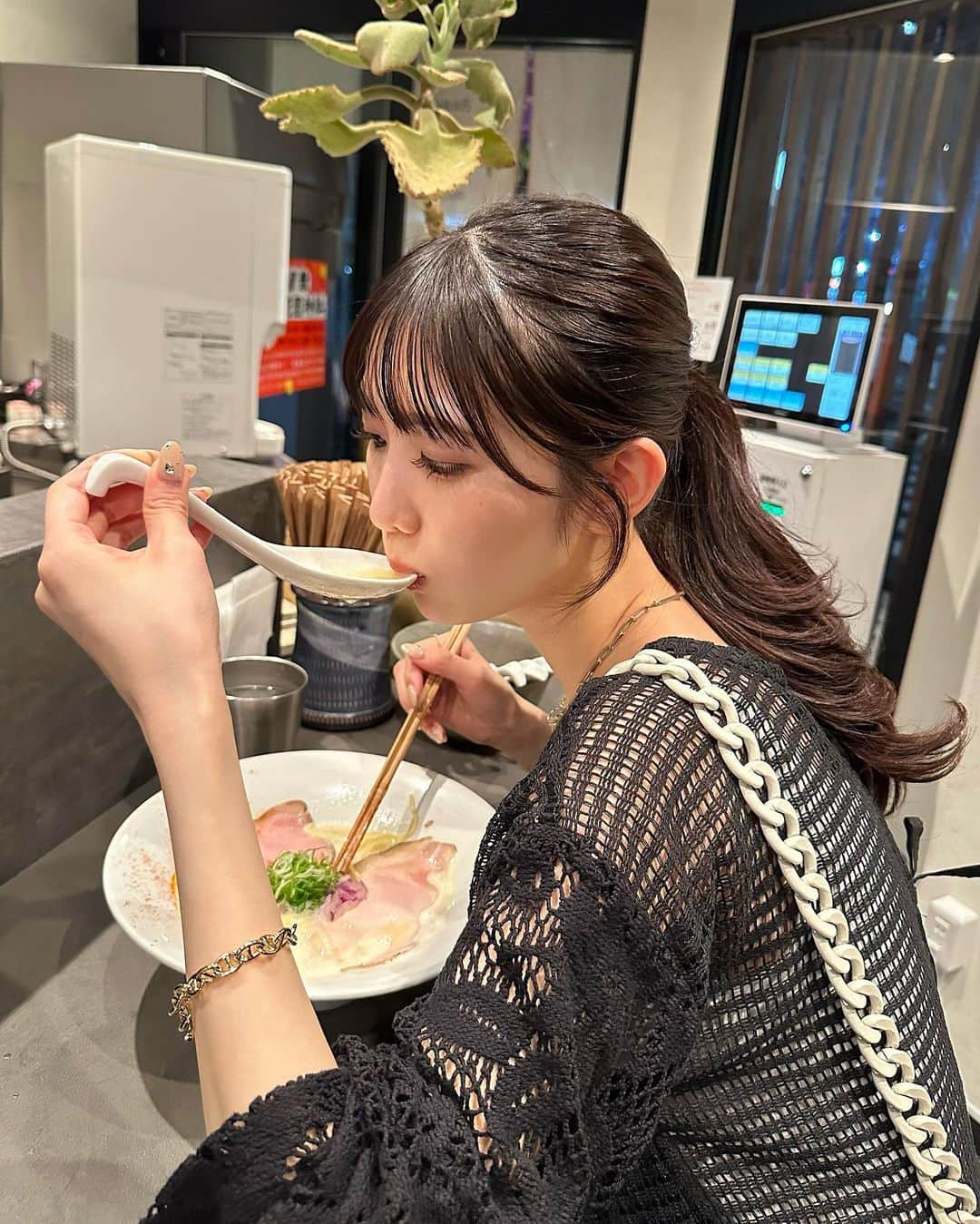 大槻アイリのインスタグラム：「この前食べたラーメン🍜✊🏻 見た目から美しすぎて美味しさ確定でした...🍜  今回は鶏白湯らぁ麺食べたけど、中華そばも美味しそうで...次はそっちも食べにいきたい🍜」