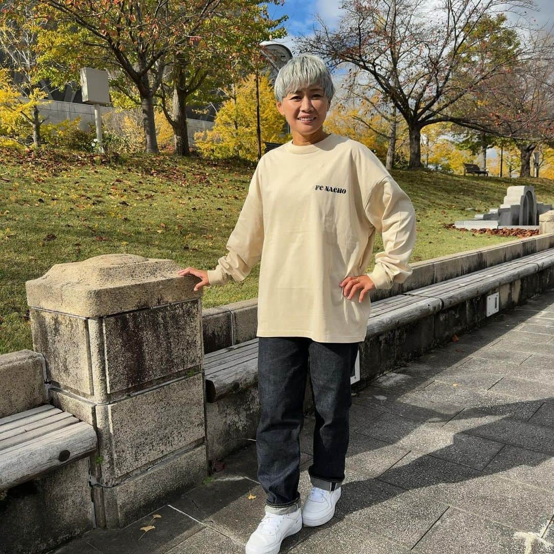 川澄奈穂美のインスタグラム：「🛍️🛍️🛍️ ▽ FC NACHOのロンT❣️ 色はなちょブラックとサンドベージュの2色✌🏽 サイズ：S〜XL 価格：¥6,999  お買い求めは、Pay ID by BASE🏕️ サイトで【FC NACHO】と検索してくださいね🔍 https://fcnacho.base.shop」