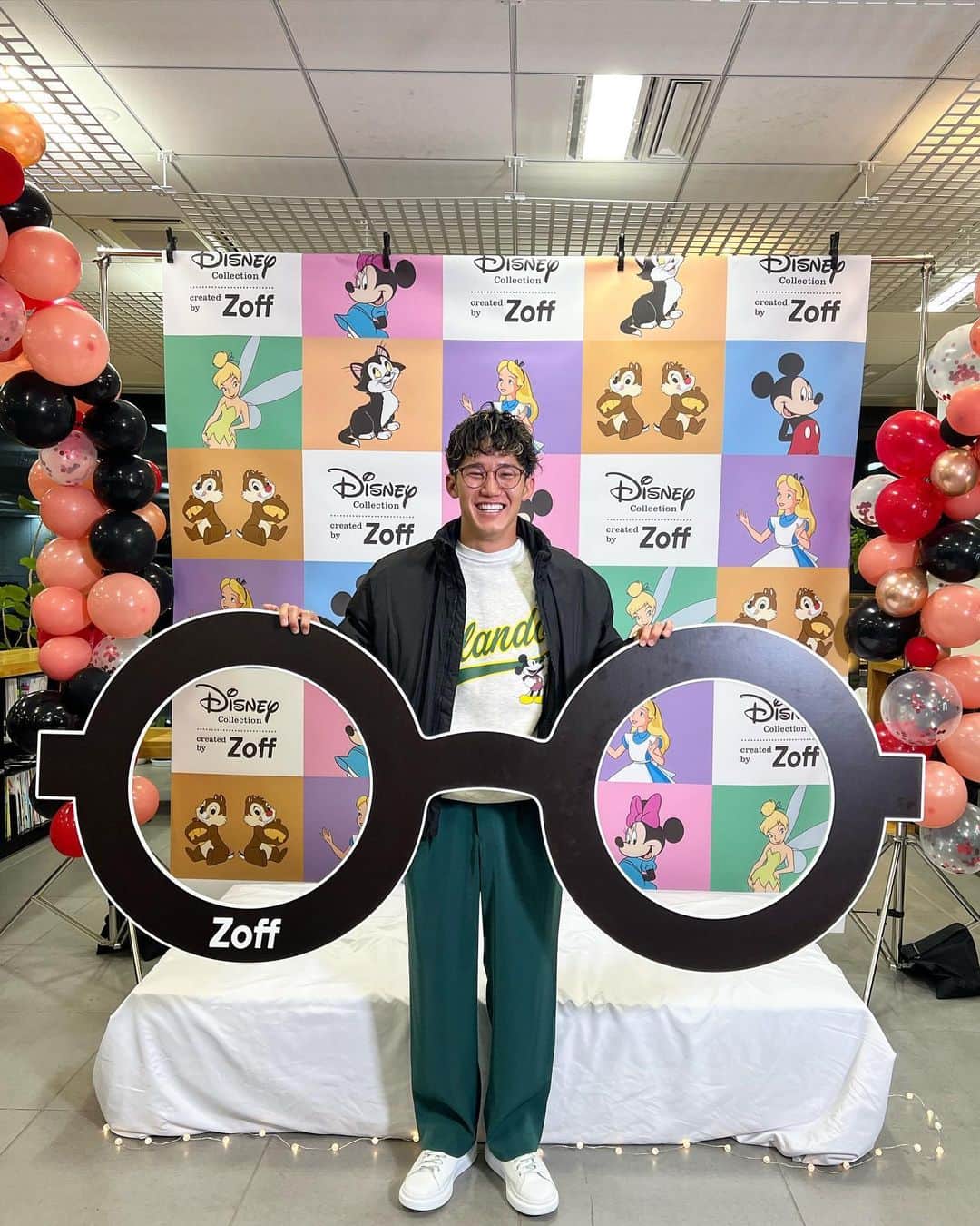 荒井陸さんのインスタグラム写真 - (荒井陸Instagram)「@zoff_eyewear   Disney Collection created by Zoff 👓 10周年記念パーティーに招待して頂きました。  メガネの細かいところにディズニーの要素が詰まってて お洒落だったし、素敵な空間でした🐭  #zoff_disneycollection10th  #disney #eyewear #pr」11月15日 21時35分 - a2desu