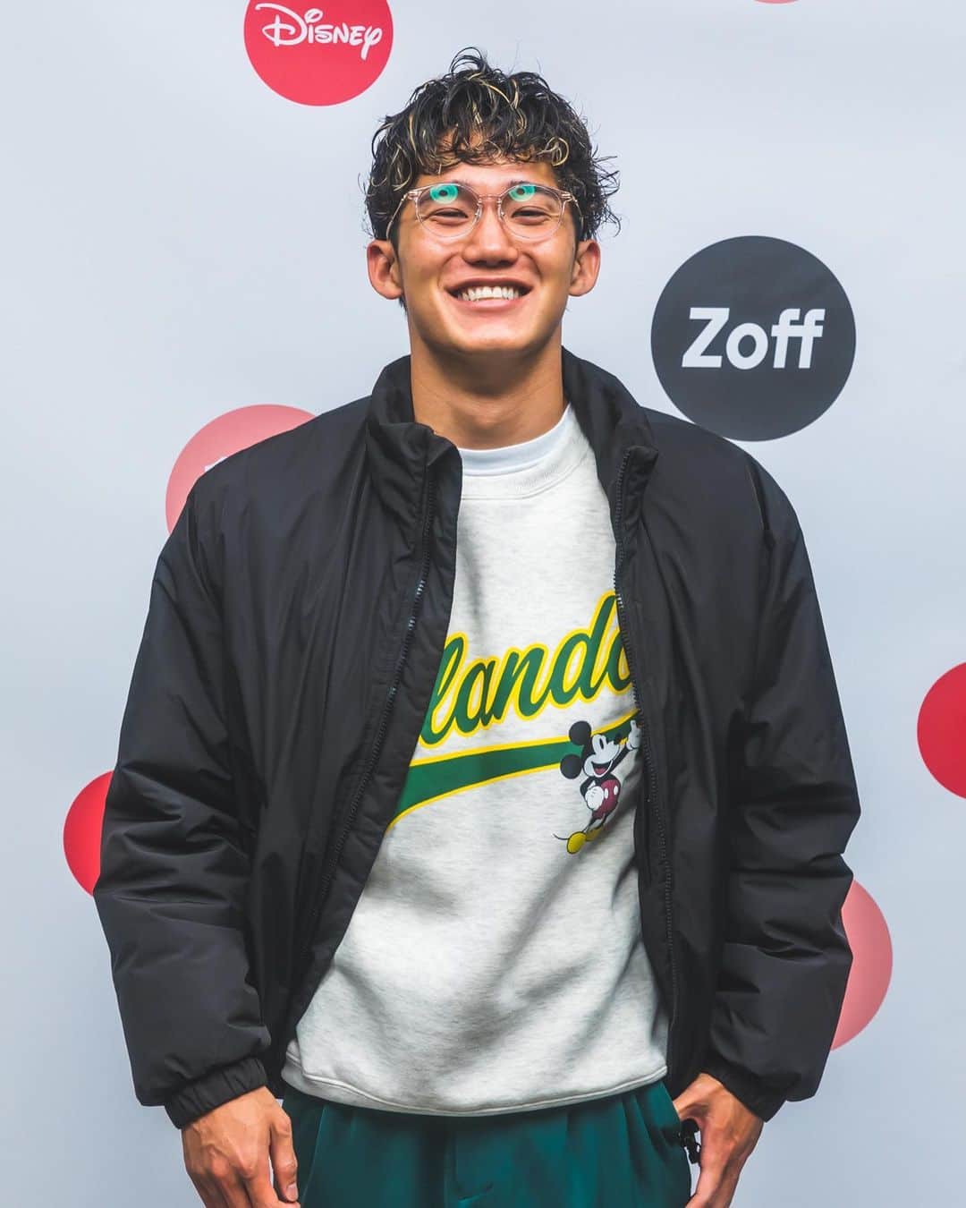 荒井陸のインスタグラム：「@zoff_eyewear   Disney Collection created by Zoff 👓 10周年記念パーティーに招待して頂きました。  メガネの細かいところにディズニーの要素が詰まってて お洒落だったし、素敵な空間でした🐭  #zoff_disneycollection10th  #disney #eyewear #pr」