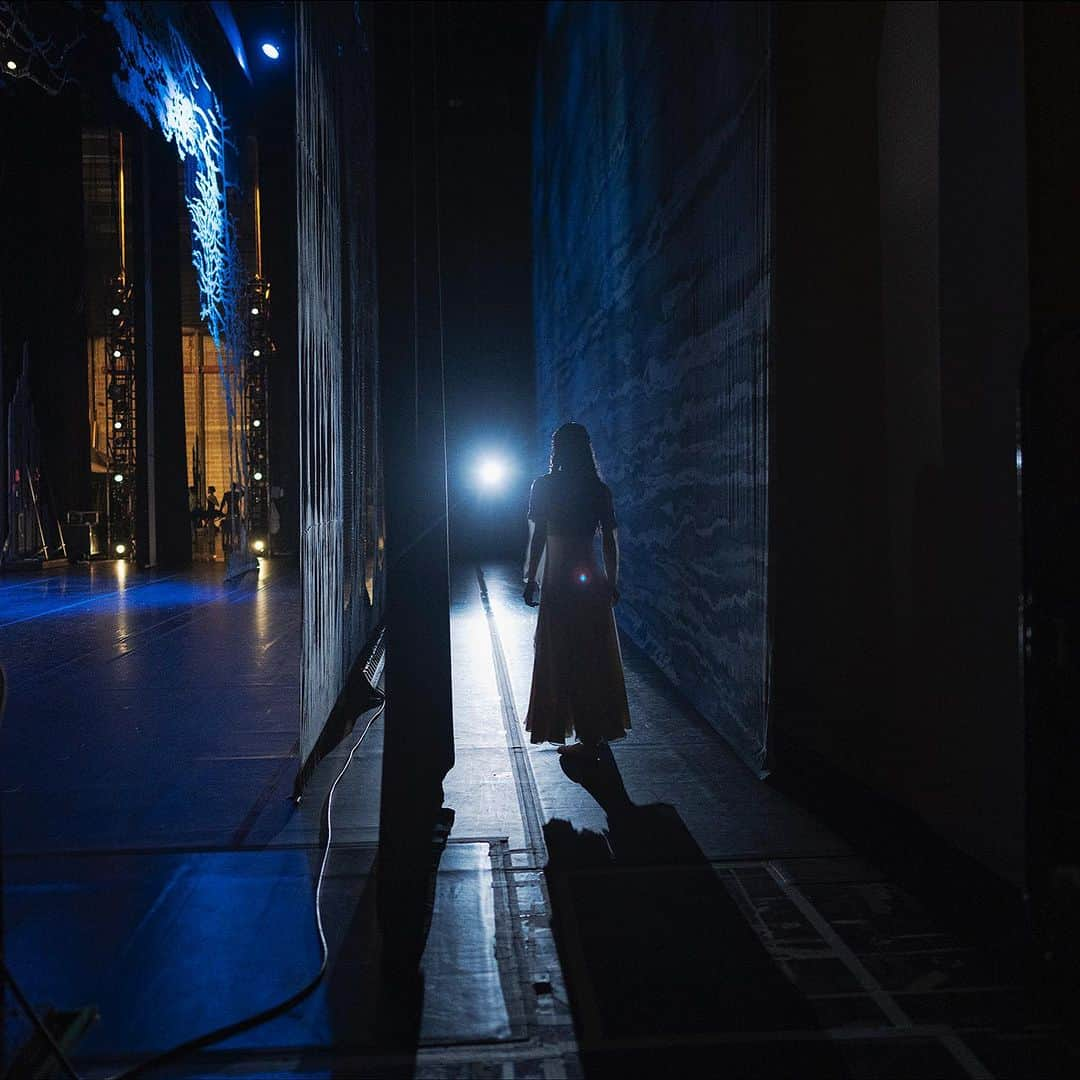 ballerina projectのインスタグラム：「“As I prepare to walk onstage, I mainly focus on two things ; my breathing, and feeling the emotions of the character I’m portraying.” - 𝐌𝐚𝐱 𝐑𝐢𝐜𝐡𝐭𝐞𝐫  @maxrichtermoves as Odette maiden in Swan Lake. 🦢 #maxrichter #ballerinaproject #swanlake #odette #backstage #ballerina #ballet #dance   Ballerina Project 𝗹𝗮𝗿𝗴𝗲 𝗳𝗼𝗿𝗺𝗮𝘁 𝗹𝗶𝗺𝗶𝘁𝗲𝗱 𝗲𝗱𝘁𝗶𝗼𝗻 𝗽𝗿𝗶𝗻𝘁𝘀 and 𝗜𝗻𝘀𝘁𝗮𝘅 𝗰𝗼𝗹𝗹𝗲𝗰𝘁𝗶𝗼𝗻𝘀 on sale in our Etsy store. Link is located in our bio.  𝙎𝙪𝙗𝙨𝙘𝙧𝙞𝙗𝙚 to the 𝐁𝐚𝐥𝐥𝐞𝐫𝐢𝐧𝐚 𝐏𝐫𝐨𝐣𝐞𝐜𝐭 on Instagram to have access to exclusive and never seen before content. 🩰」