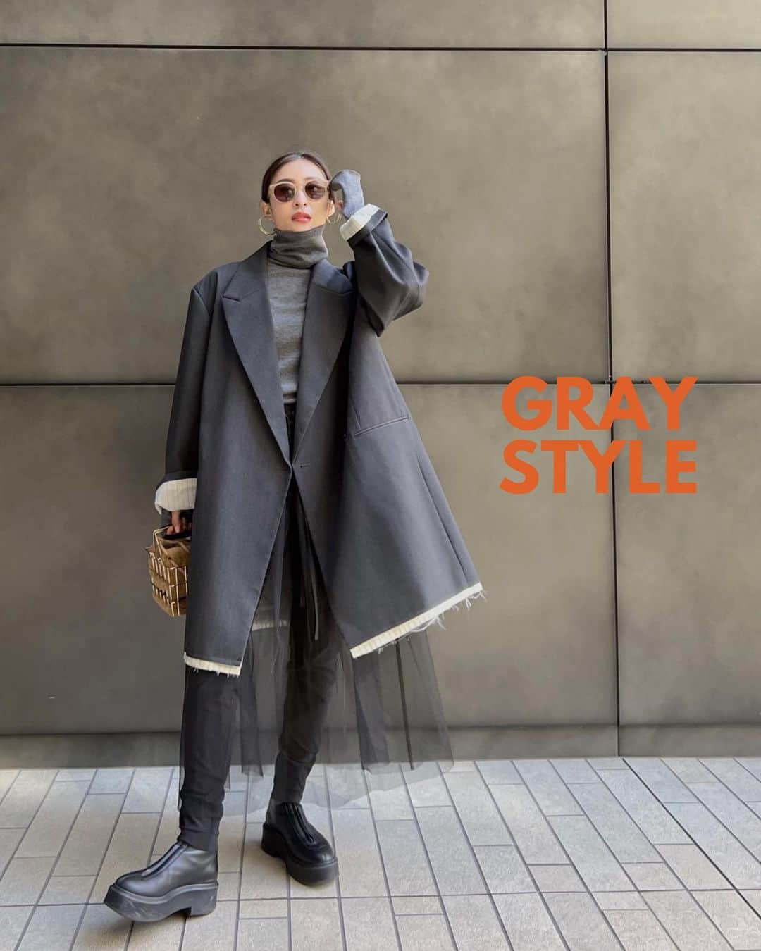 Ayaさんのインスタグラム写真 - (AyaInstagram)「グレースタイル3LOOK 今回はチュール縛り。 ホリデーシーズンになる前から 冬になると街中でよくチュールスカートの女性を多く見かけます。 わたしがチュールを取り入れるポイント✖️グレーコーデでまとめました。 1LOOK ジャケット　@prankproject_official  Knit @deuxiemeclasse  チュール　@un_number.official  中に履いたパンツ　@curensology  boots @therow   2LOOK チュニックワンピ　@spickandspan_jp  チュール　@un_number.official   3LOOK Knit tulle @un_number.official  ストール　@uniqlo_jp #チャンキーストール #チュールスカート#チュールドレス  #グレーコーデ#クリスマスコーデ」11月15日 21時46分 - aya_green1010