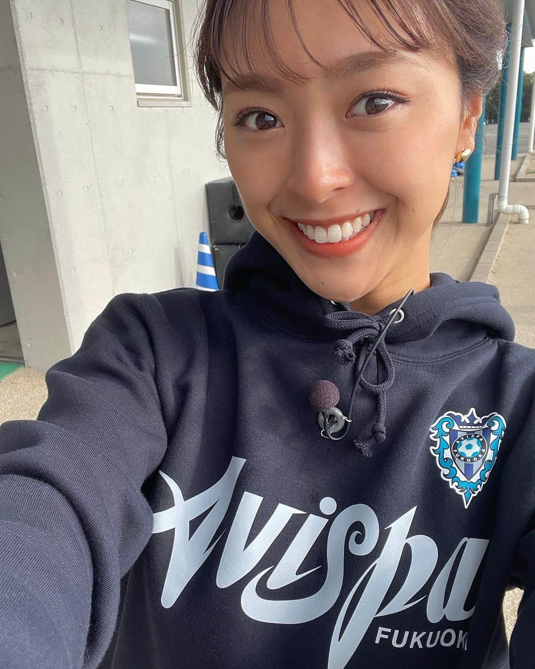 高木晴菜のインスタグラム：「パーカーかわいい！🐝💙  今日の取材は寒かったので重宝しました🥹🥹  #avispa」