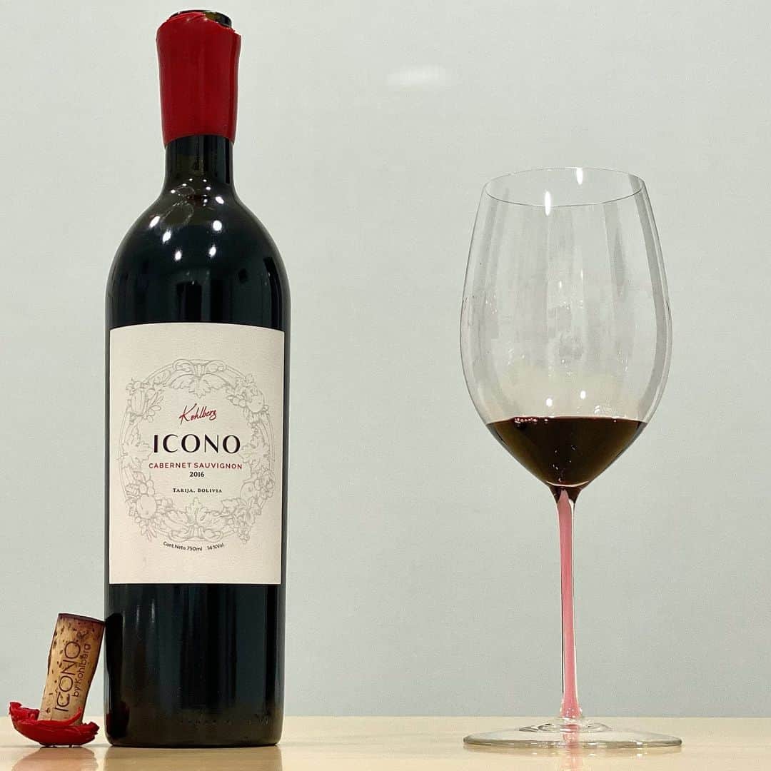 エンリケ・ソラ・クレメンテのインスタグラム：「Icono Cabernet Sauvignon 2016 de Bodegas Kohlberg (Bolivia). Cabernet Sauvignon de un viñedo histórico llamado “Megatherium” de Hacienda Don Julio, a 1890 metros sobre el nivel del mar, de viñas de 53 años y de suelos de origen aluvial, de textura franco–limosa, bañados con leves capas calcáreas. Crianza de 18 meses en barricas nuevas de roble francés.  Botella Nº 00640 de 2100. Potente, jugoso, carnoso y largo. Degustado en Riedel Fatto A Mano Cabernet/Merlot Pink. Bodegas Kohlberg se inicia en 1963 cuando Julio Kohlberg adquiere la propiedad “La Cabaña”, situada en la localidad de Santa Ana la Vieja, a 15 kilómetros de la ciudad de Tarija. Más de medio siglo después, la empresa es una sociedad de resposabilidad limitada, pero sigue perteneciendo a la familia Kohlberg. Actualmente, los viñedos de La Cabaña ocupan 147 hectáreas de cepas importadas de Francia. Tiene una capacidad de producción que alcanza a 6,287,100 litros o su equivalente en botellas de vino anuales, que se elaboran con tecnología italiana y francesa. Gracias amigo por esta botella @diegogrw 🍷   #vinoskohlberg #bodegaskohlberg #riedel #bolivia #boliviavinos #bolivianwine #icono #tarija #tarijabolivia #lacabaña #riedelfattoamano」