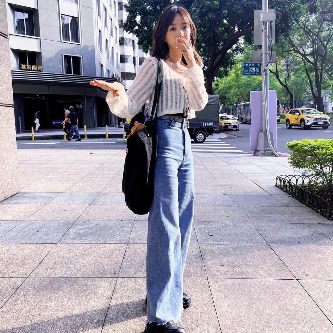 ジングルワンのインスタグラム：「： 近日有感：  其實你我她他它都沒有我們想像得那麼嚴重，得與不得、是非對錯、愛恨情仇不過也就是如此，偶爾哭一下笑一下就很滿足了，只要還有情緒就很棒了，謝謝啊  我還在長高 吧」