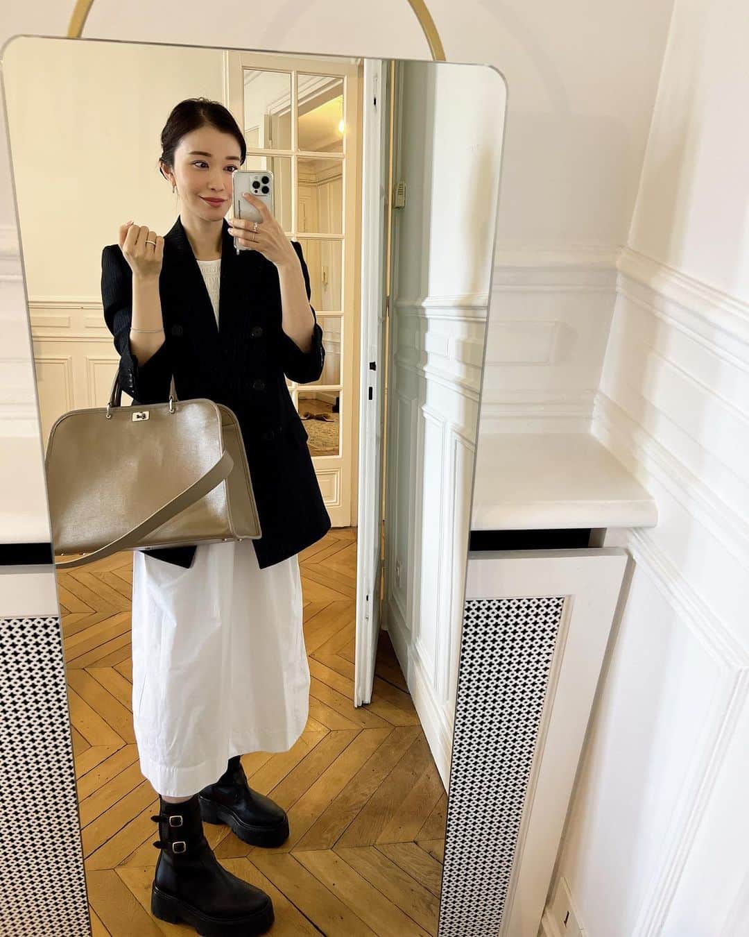 都築理沙のインスタグラム：「BAG SAINT GERMAINと最近のOOTD  11月17日金曜日JST20:00〜より @michinoparis のHPから発売となります🌹  パソコンや子供のもの、何でも入る大きなバッグでエレガントなものって今までどこにも無くて...自分自身の理想を詰め込んだバッグを作って頂きました。  大容量・高機能なのにエレガント。 GOYARDと同じ高品質なコーテッドキャンバス生地は雨や汚れにも強い。 まさに100点です。  詳細はハイライトに残しています☺️  ママにも、パソコンを持ち歩く現代の仕事人にもオススメです♡」