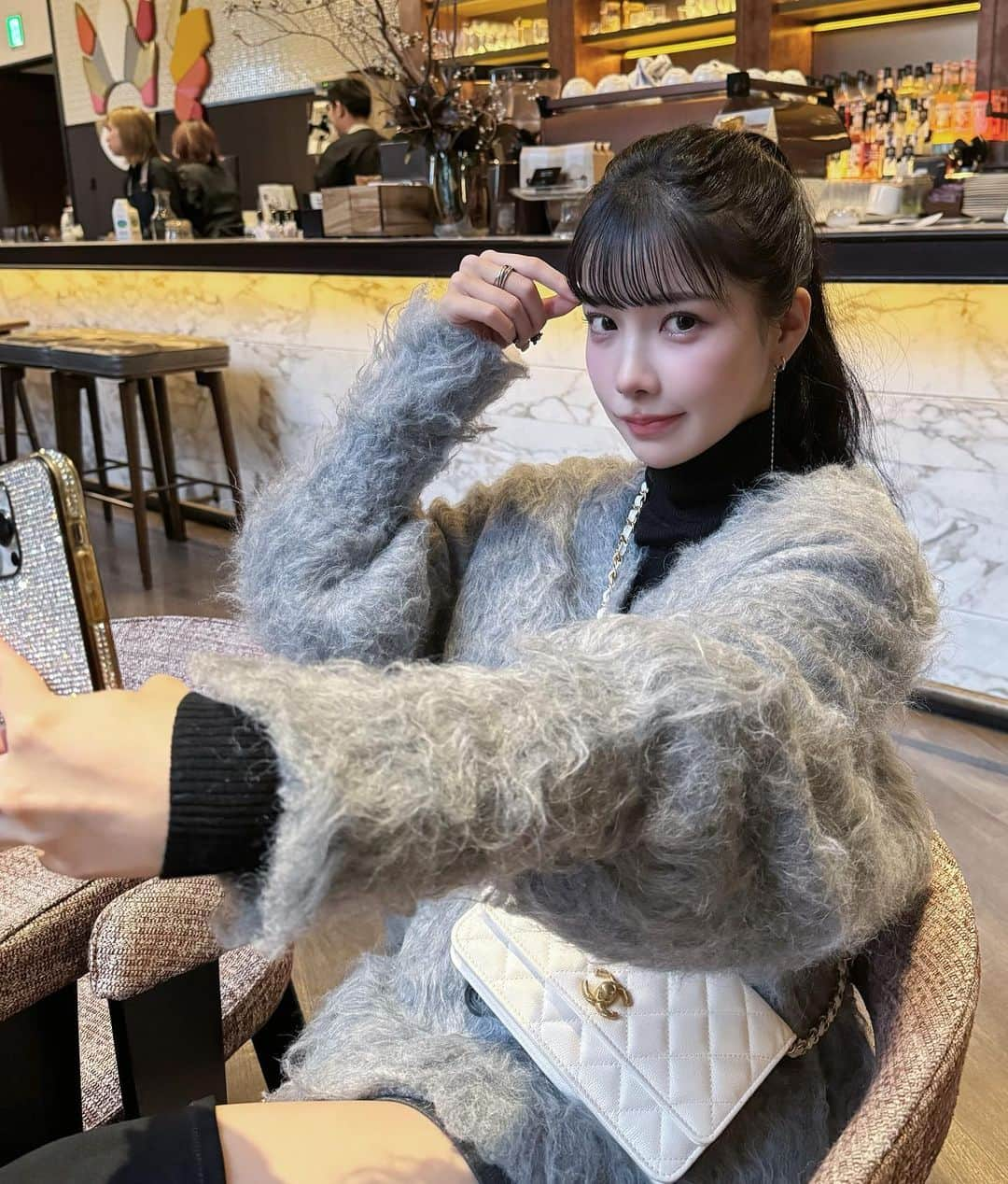 えみ姉のインスタグラム：「ㅤ ㅤ もけもけカーデかわいい🧶♡♡ ㅤ そんでグレーって盛れる🩶 急に寒くなって体調不安定すぎる、、 みんなも気をつけてね！ ㅤ ㅤ ㅤ ㅤ ㅤ#カーディガンコーデ #カーディガン #ロングブーツ #ポニーテール #ハイネック #ニット #黒髪 #ロングヘア」