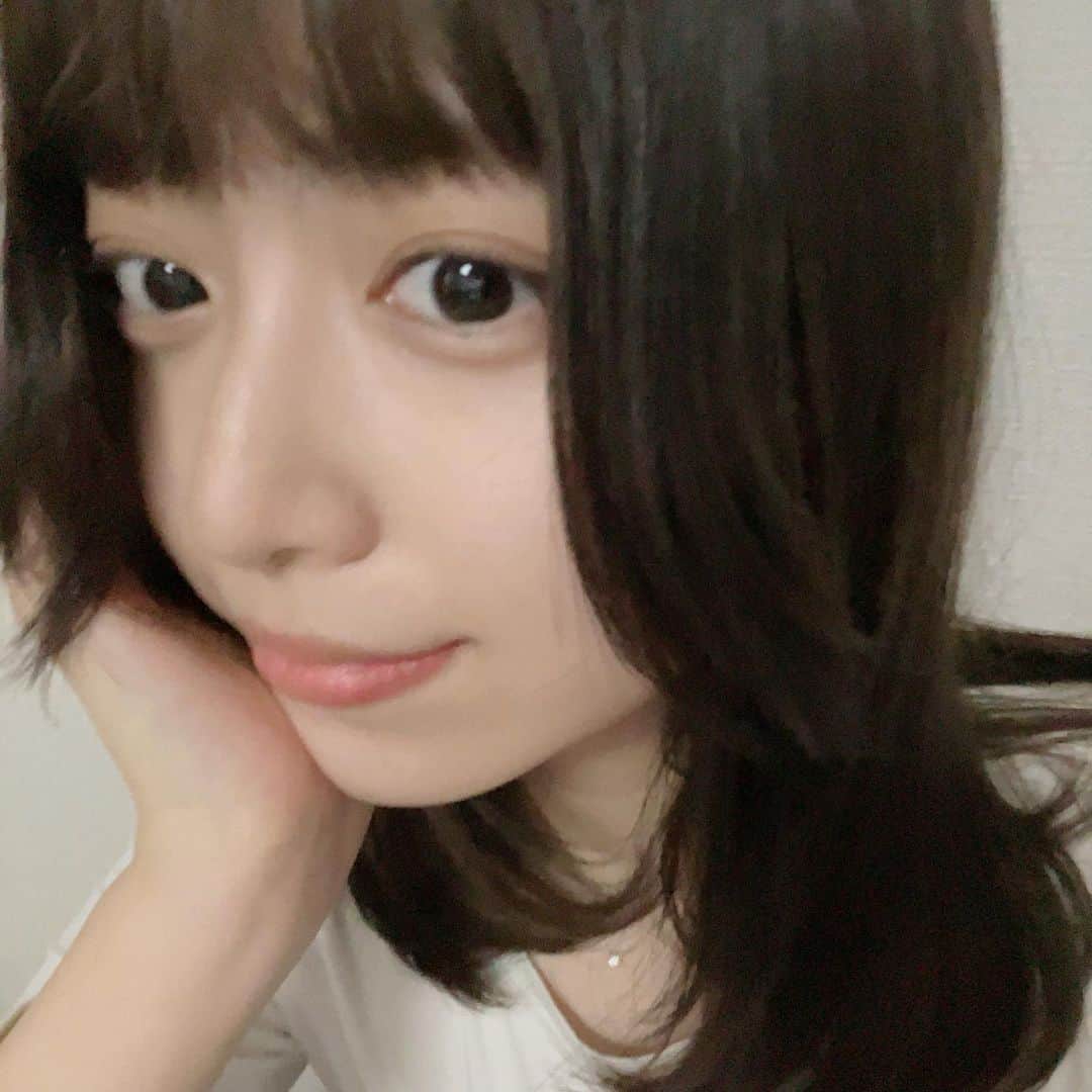 吉田莉桜のインスタグラム：「髪暗くすると落ち着くんだよなー笑  それと、最近さらに寒くなって、ヒートテック大事になってきたよねー🌬」