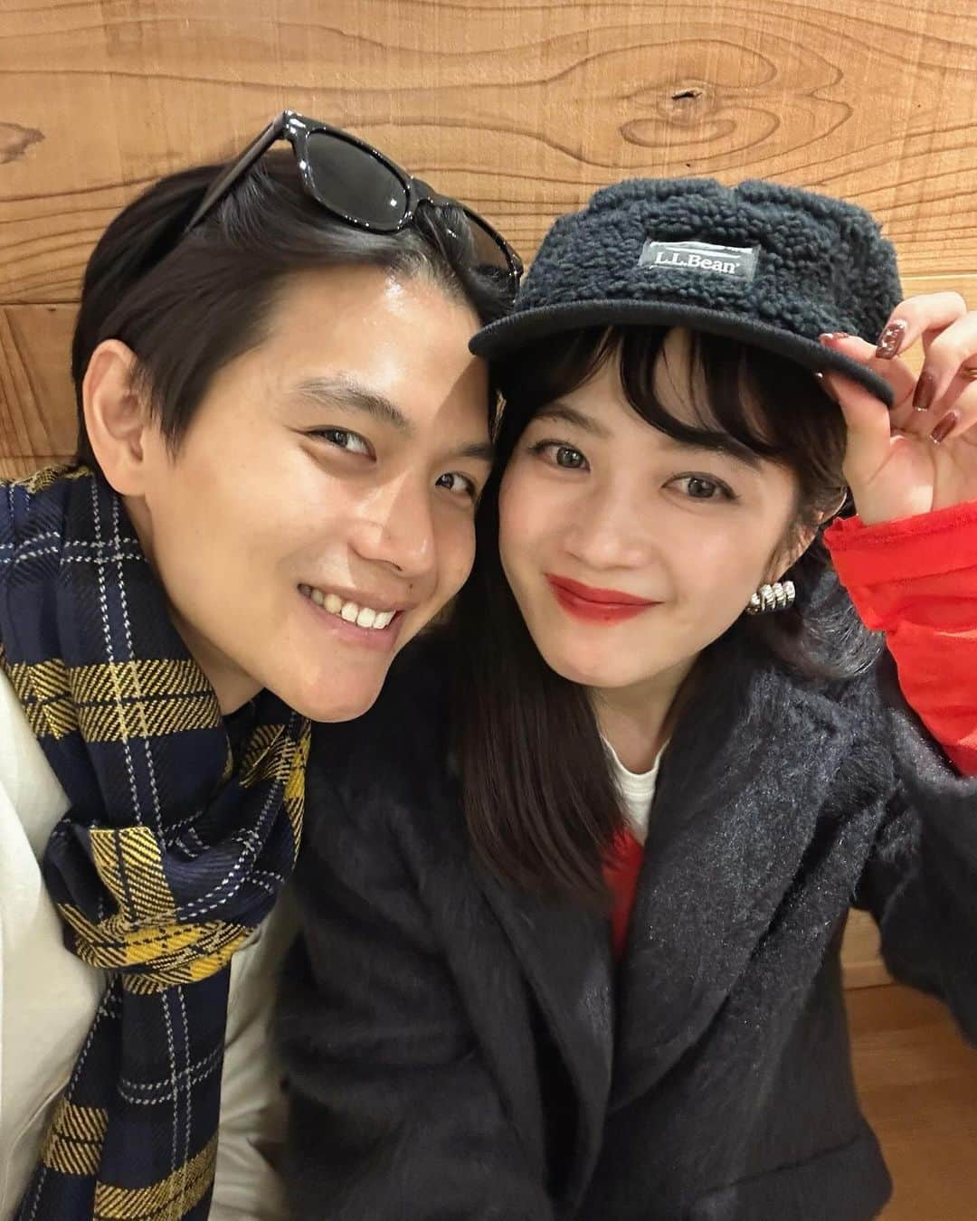 mizukiさんのインスタグラム写真 - (mizukiInstagram)「最近の二人も仲良し🍒🌎 1枚目　父にプレゼントを買いに行った日 2枚目　お散歩してたら東京駅にたどり着いた日 3枚目　スヨルがカレーを作ってくれた日 4枚目　気になっていたパン屋さんで買ったクリームパンがおいしったの 5枚目　思いを伝えるといつも涙を流してしまう、そんな日 6枚目　撮影をしてランチに向かってるよ 7枚目　鏡見つけるととりたくなるよねぇ。 8枚目　エスカレーターで仲良し 9枚目　二人の足元 10枚目　空気が澄んでてお散歩が気持ちよかった ㅤㅤㅤㅤㅤㅤㅤㅤㅤㅤㅤㅤㅤ #日韓夫婦#한일부부」11月15日 21時44分 - mizukidrop