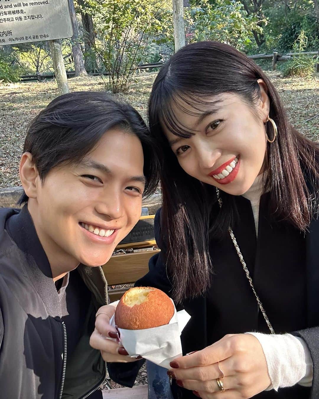 mizukiさんのインスタグラム写真 - (mizukiInstagram)「最近の二人も仲良し🍒🌎 1枚目　父にプレゼントを買いに行った日 2枚目　お散歩してたら東京駅にたどり着いた日 3枚目　スヨルがカレーを作ってくれた日 4枚目　気になっていたパン屋さんで買ったクリームパンがおいしったの 5枚目　思いを伝えるといつも涙を流してしまう、そんな日 6枚目　撮影をしてランチに向かってるよ 7枚目　鏡見つけるととりたくなるよねぇ。 8枚目　エスカレーターで仲良し 9枚目　二人の足元 10枚目　空気が澄んでてお散歩が気持ちよかった ㅤㅤㅤㅤㅤㅤㅤㅤㅤㅤㅤㅤㅤ #日韓夫婦#한일부부」11月15日 21時44分 - mizukidrop