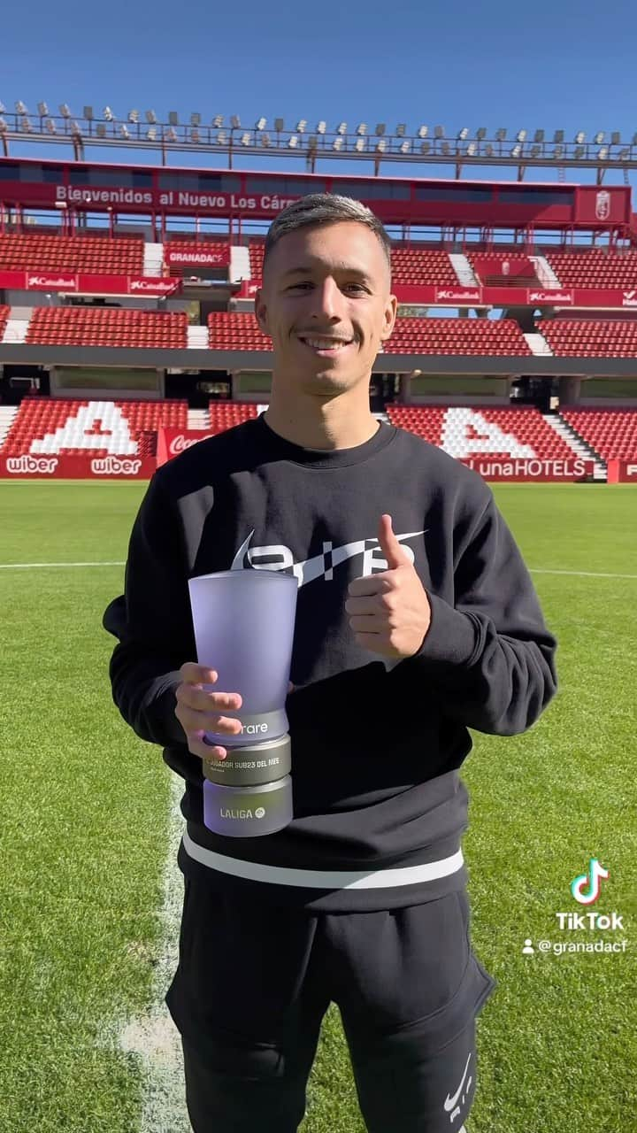 グラナダCFのインスタグラム：「💎❤️🏆  ¡Bryan, mejor jugador sub-23 de octubre!  #𝙀𝙩𝙚𝙧𝙣𝙖𝙇𝙪𝙘𝙝𝙖 🇦🇹 | #LALIGA」