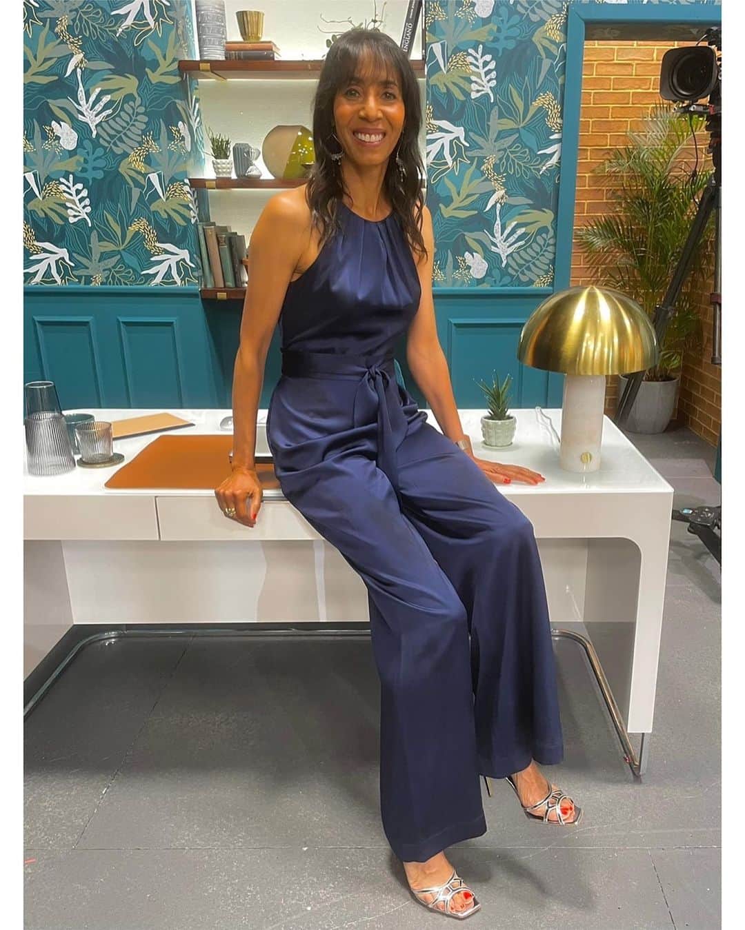 ルパートサンダーソンのインスタグラム：「Internationally renowned as an authority on interiors, trends wellbeing and style, @michelleogundehin is a writer, author, brand consultant and TV presenter. Having trained as an architect, she began her career at the Tate Art Magazine before joining ELLE Decoration UK, becoming the multi-award winning Editor-in-Chief in 2004.  Click through to our journal and find out more. Follow @michelleogundehin」