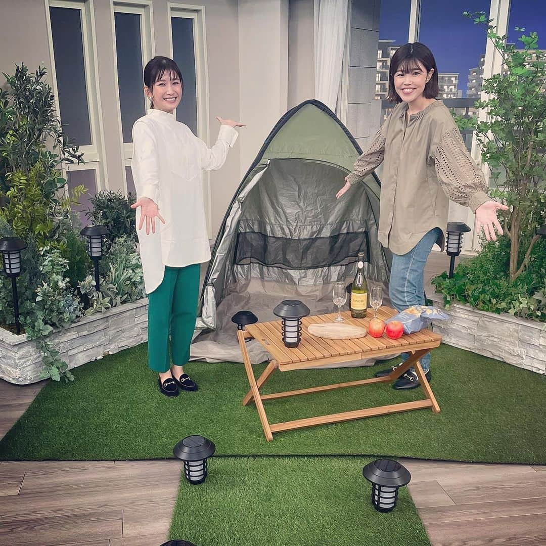 小西ゆりなさんのインスタグラム写真 - (小西ゆりなInstagram)「同い年の息子がいる👦といううえに、母同士も同い年だということがわかり… 益々働く母さんとして親近感がわきまくりの　@qvc_hosoda さんと先日QVCスタジオで一緒に撮っていただきました🥰 大体、私達世代はこのポーズをするよねって話をしていたけど…確かに昭和感を隠せない😂 またOAでご一緒できることを楽しみにしてます❣️ #qvc #生放送 #商品アドバイザー #小西ゆりな #ワーキングママ #今時のポーズとは」11月15日 21時45分 - yurina_konishi