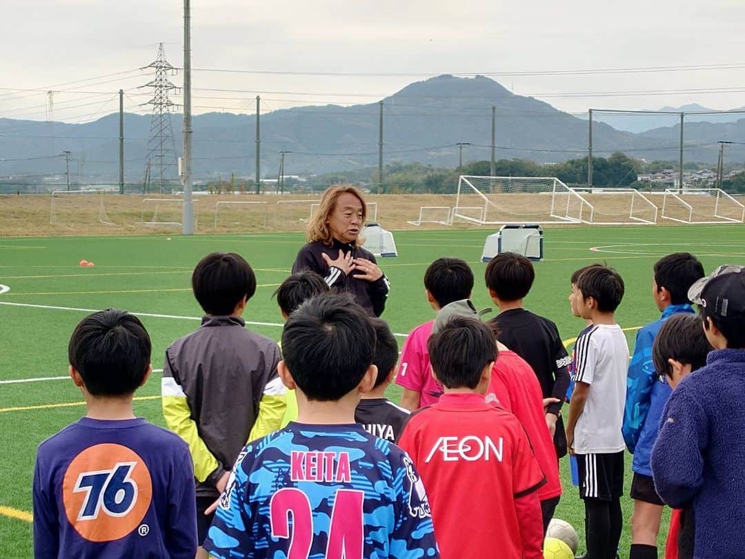 北澤豪のインスタグラム：「COSMOS 1周年祭 ~ふれあいファミリーDay~  COSMOS(熊本県フットボールセンター) サッカー教室を行いました！！」