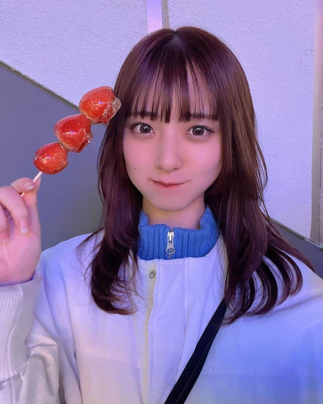 梅原麻緒さんのインスタグラム写真 - (梅原麻緒Instagram)「いちご飴久しぶりに食べた🍓」11月15日 21時55分 - teratera_mao