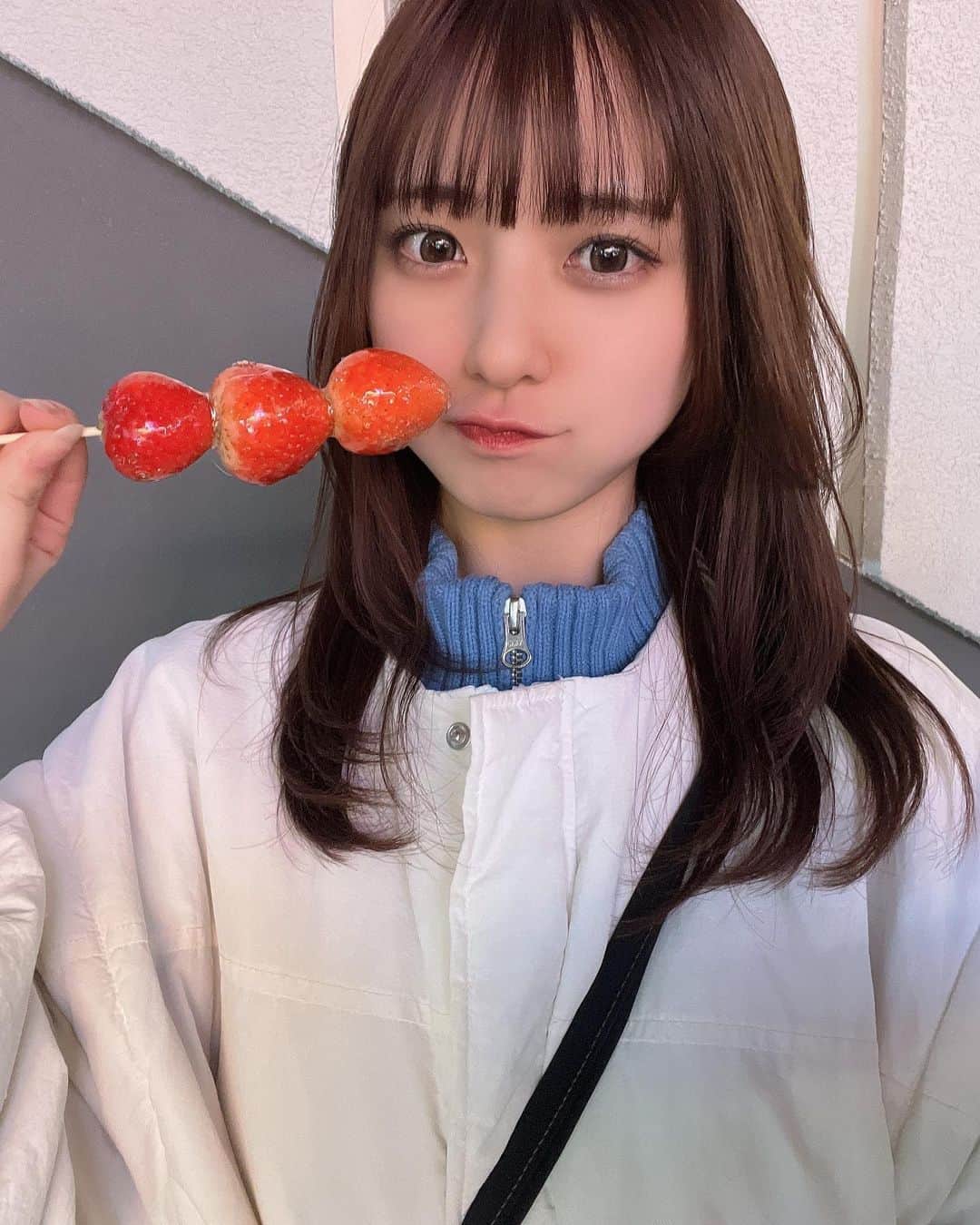 梅原麻緒のインスタグラム：「いちご飴久しぶりに食べた🍓」
