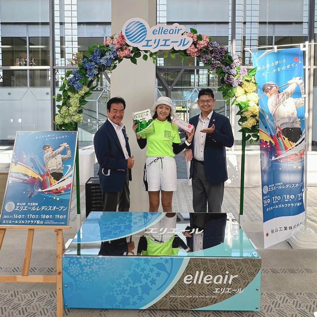 みかんさんのインスタグラム写真 - (みかんInstagram)「先日、何年ぶりかに行ってきたのよ〜⛳️ エリエールゴルフクラブ松山さん✨ 久々な割にはこの日はトリを打つ事なく 纏まった内容ですごく気持ちよく回れました🏌️‍♀️ ただ、ショートホールでの1オン3パットは悔やまれる😭 そして！そして！待っておりました👏 地元愛媛で開催‼️なんと明日から JLPGA第42回大王製紙エリエールレディース オープンが始まるのよね〜⛳️ 楽しみすぎるよ〜🙌 今年こそは生観戦したかったけどスケ合わず🥺 でも、大丈夫🙆‍♀️私は全試合を見るために DAZNにも入ったのです😆😆😆 いよいよ今シーズンも残りもあと2試合か💦 誰が賞金女王になるんだろ〜⁉️ 目が離せない戦いだわね😉 ただいま、私の趣味は完全にゴルフです(笑) 来年はものまねゴルフタレントとゆう肩書き目指して 頑張ります(笑) 女子プロの方もモノマネも取得中😆 ゴルフもモノマネもダブルで仕上げていきます🍊  #エリエールゴルフクラブ松山 #第42回大王製紙エリエールレディスオープン  #開催地は松山 #JLPGA #ものまねみかん #ゴルフ大好き #今のところ女子プロ３人はモノマネできます #打ち方もマネ出来ればいいんだけど #それは無理」11月15日 21時48分 - mikan02241984
