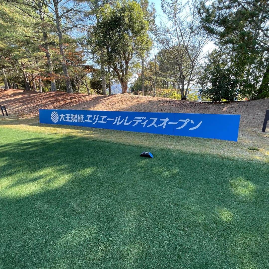 みかんさんのインスタグラム写真 - (みかんInstagram)「先日、何年ぶりかに行ってきたのよ〜⛳️ エリエールゴルフクラブ松山さん✨ 久々な割にはこの日はトリを打つ事なく 纏まった内容ですごく気持ちよく回れました🏌️‍♀️ ただ、ショートホールでの1オン3パットは悔やまれる😭 そして！そして！待っておりました👏 地元愛媛で開催‼️なんと明日から JLPGA第42回大王製紙エリエールレディース オープンが始まるのよね〜⛳️ 楽しみすぎるよ〜🙌 今年こそは生観戦したかったけどスケ合わず🥺 でも、大丈夫🙆‍♀️私は全試合を見るために DAZNにも入ったのです😆😆😆 いよいよ今シーズンも残りもあと2試合か💦 誰が賞金女王になるんだろ〜⁉️ 目が離せない戦いだわね😉 ただいま、私の趣味は完全にゴルフです(笑) 来年はものまねゴルフタレントとゆう肩書き目指して 頑張ります(笑) 女子プロの方もモノマネも取得中😆 ゴルフもモノマネもダブルで仕上げていきます🍊  #エリエールゴルフクラブ松山 #第42回大王製紙エリエールレディスオープン  #開催地は松山 #JLPGA #ものまねみかん #ゴルフ大好き #今のところ女子プロ３人はモノマネできます #打ち方もマネ出来ればいいんだけど #それは無理」11月15日 21時48分 - mikan02241984