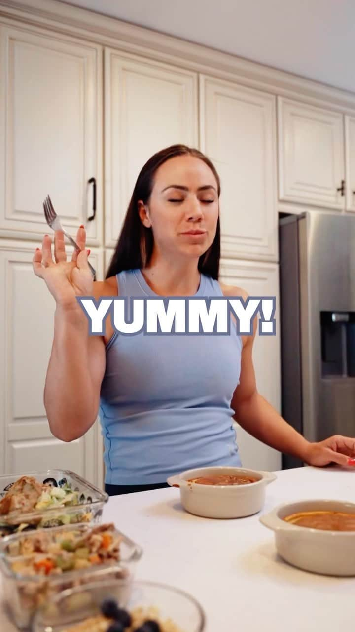 Camille Leblanc-Bazinetのインスタグラム：「Win In The Kitchen 🥗  🧁 Easy to Make 🥩 Varied 🫑 Delicious   This cookbook is beyond amazing and have everything you need to build lean muscle, increase your performance and control your blood sugar.  120 recipes includes - Breakfast - Smoothie - Snack (muffins, cookies, hummus, dips) - Lunch - Diner   12 weeks meal plan featuring - grocery list - macronutrients breakdown for everything   Get your copy today and thank me later 😉」