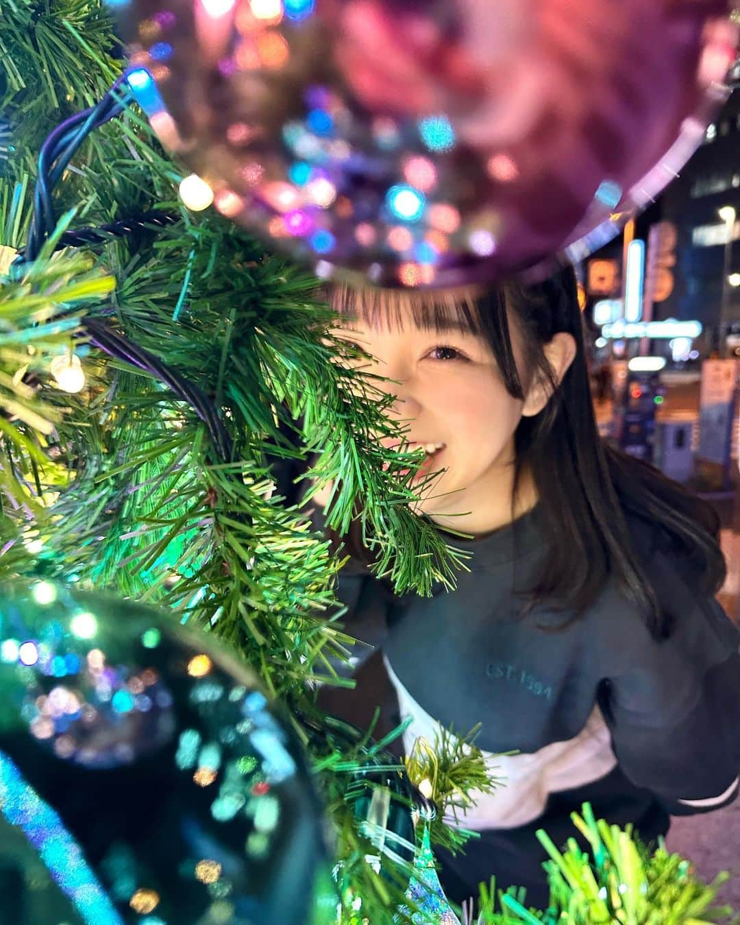 池本しおりのインスタグラム：「街にクリスマスツリー増えてきたね🎄 iPhoneカメラで撮ったやつ色味調節したらめっちゃ綺麗な写真になった！」