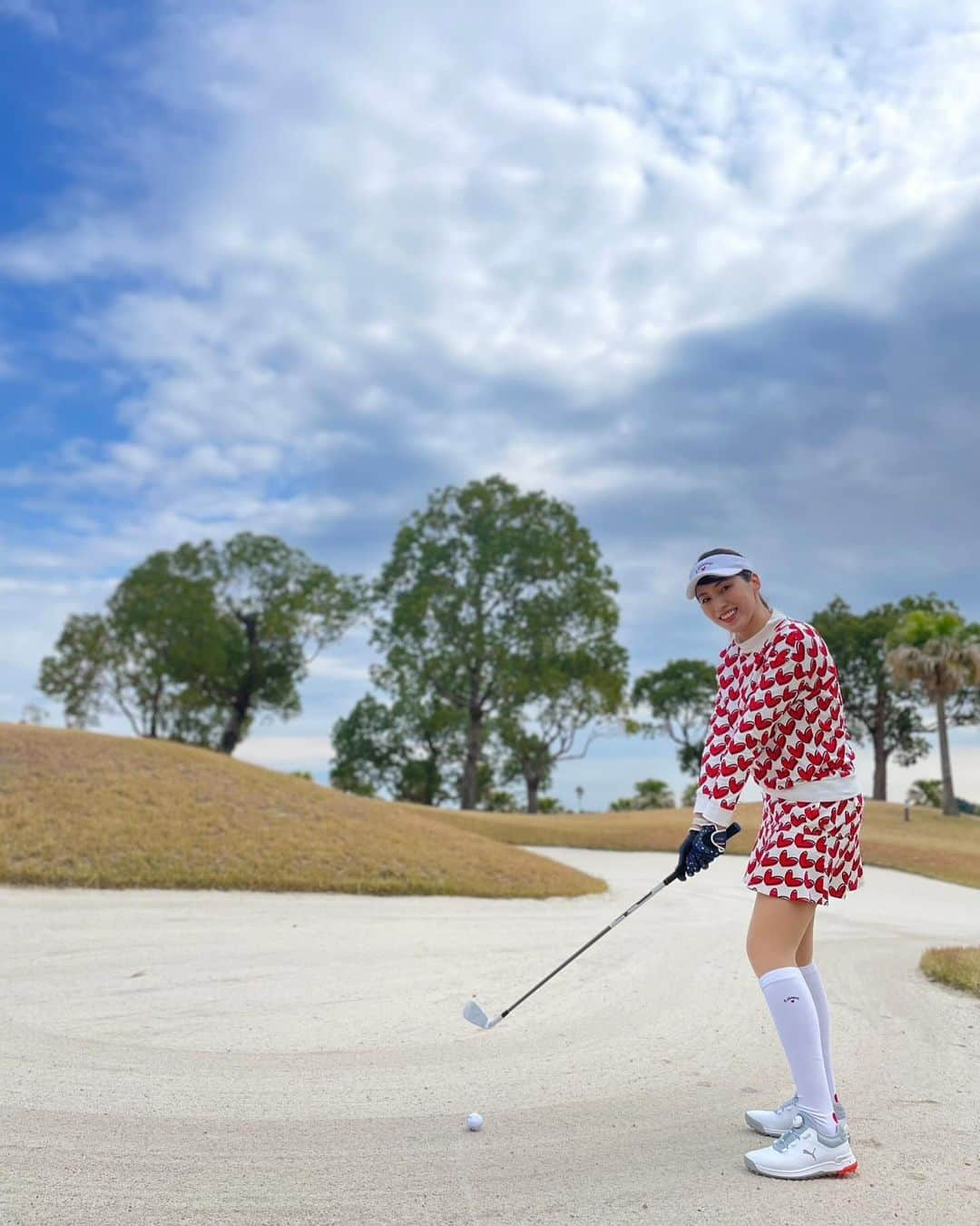 中山千桂子のインスタグラム：「ラウンドデビューしました⛳️  朝のスタート時は曇り☁️ 小雨パラパラの時間もありましたが全く気にならないくらいで寒くなく丁度良い天気でした❣️曇ってても日焼け対策はバッチリ👌  今日のラウンドが近づくにつれ緊張でそわそわ😩 前夜は忘れ物ないかな⁉️で寝付けず 寝たら打っても打ってもOBする夢を見て…😴  不安なまま朝をむかえちゃいましたよ。  このペースで1日を振り返っていると終わらないと思うので 端折りますが…  素晴らしいゴルフコースを存分に堪能するために 空振りチョロ、シャンクを織り交ぜながら💥 クラブを持って右へ左へ縦横無尽💦 池の神様にボールを奉納し バンカーの魔物に捕まりまくってえんやこら🏌️‍♀️  心折れそうになるけれど たまーに上手く打てると飛び上がって喜ぶ私🙌  あぁ…ゴルフの虜になってる💓  次のラウンドまでに練習だ‼️ そして可愛いウェアもほしいなぁ〜👚  #ゴルフ女子 #ゴルフ場 #jクラシックゴルフクラブ #ラウンドデビュー #徳島 #徳島ゴルフ女子 #キャロウェイ #キャロウェイアパレル #キャロウェイ女子 #キャロウェイ好き #lovecallaway」