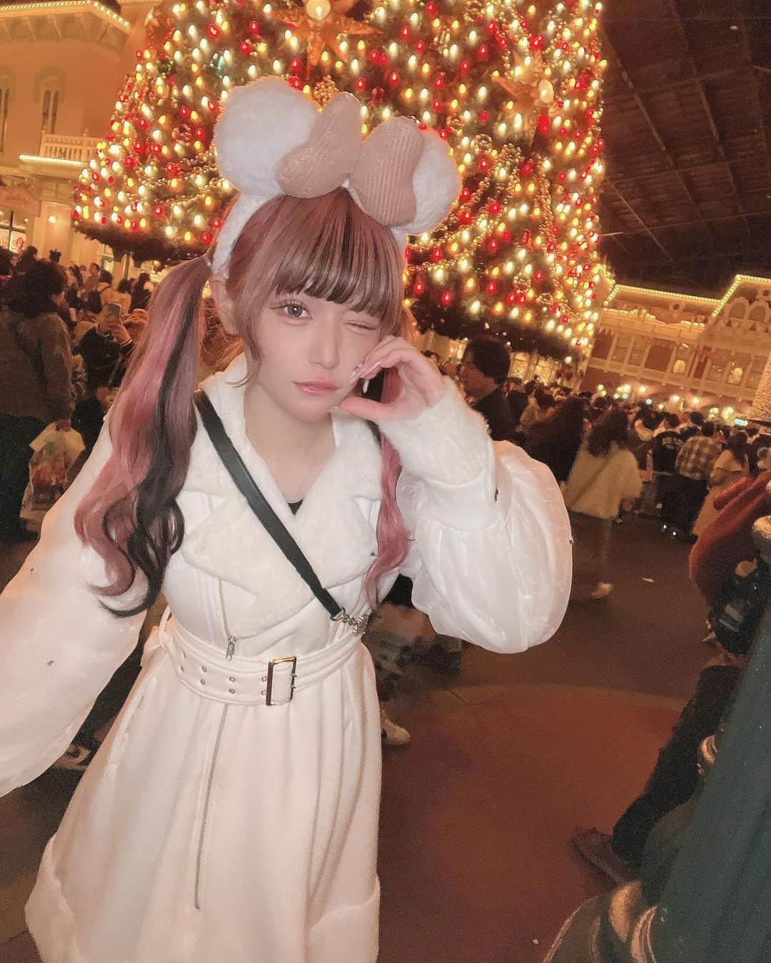 さきちゃんのインスタグラム：「ㅤㅤㅤㅤㅤㅤㅤㅤㅤㅤㅤㅤㅤ クリスマス、一緒に過ごそうー！🎅🏻💕🎶 ・ ・ 🎄Be mqinクリスマスパーティー🎄 ㅤㅤㅤㅤㅤㅤㅤㅤㅤㅤㅤㅤㅤ 12月23日(土)時間未定　都内にて　 ㅤㅤㅤㅤㅤㅤㅤㅤㅤㅤㅤㅤㅤ 『Be mqinクリスマスパーティー』を開催🎀  みんなでゲームをしたり、ケーキやチキンを食べたり、 アットホームなホームパーティーです♡ ㅤㅤㅤㅤㅤㅤㅤㅤㅤㅤㅤㅤㅤ 🖤ドレスコード🖤 Be mqinアイテム♡ ㅤㅤㅤㅤㅤㅤㅤㅤㅤㅤㅤㅤㅤ 【クリスマスパーティー参加券】 12月1日(金)18時～21時　Jamieラフォーレ原宿店 12月3日(日)〜AnkRouge大宮アルシェ店  にて先着順で配布いたします♡ ⚠️無くなり次第終了となります。  【チェキ券ORさきと一緒にマリオカート券】 12月1日(金)18時～21時　Jamieラフォーレ原宿店 12月3日(日)～　AnkRouge大宮アルシェ店  Be mqinアイテムをお買い上げのお客様、 先着順で配布いたします♡ ⚠️無くなり次第終了となります。 ⚠️チェキ券ORマリオカート券、どちらかお選びいただけます。 ⚠️1点につき1枚の配布となります。 ・ ・ 大人数でワイワイしたりキラキラした場所に行くのもいいけど、 食べて遊んでお話しして〜のんびり過ごす クリスマスパーティにできたらなと思っております🎅🏻❤︎ 普段お店で座ってゆっくりお話しする機会なんてないし、 いっしょにゲームなんてちょー楽しみ！！😽🫶🏻 ㅤㅤㅤㅤㅤㅤㅤㅤㅤㅤㅤㅤㅤ #ankrouge #jamieエーエヌケー #bemqin #クリスマスパーティ #クリスマス #ディズニー #ディズニーコーデ #東京ディズニーランド」