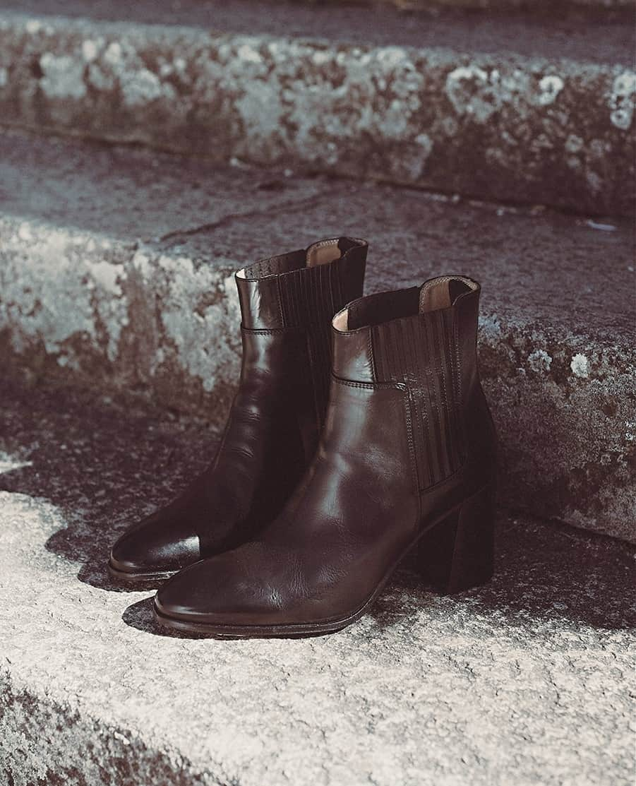 アルベルトファッシャーニのインスタグラム：「GILL 86016 is the masterpiece to add your wardrobe some effortless elegance. All is in the distinctive silhouette: elegant, minimal and sleek. ⁠ ⁠ FW 23/24⁠ #newcollection #masterpiece #chelseaboots」