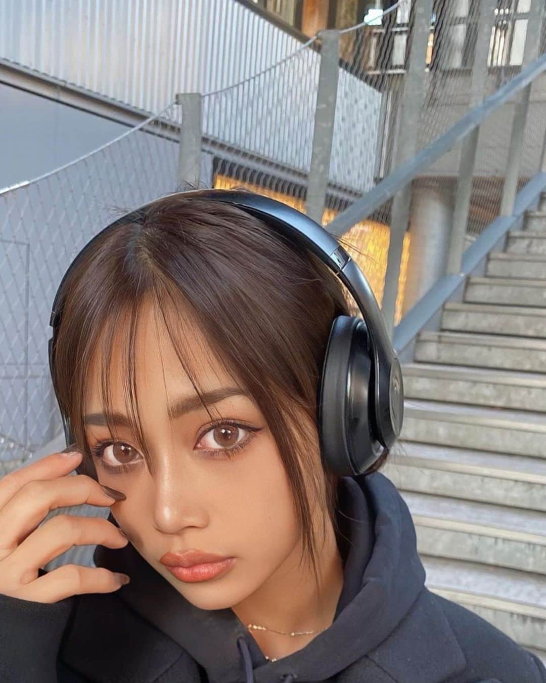 米山妃利のインスタグラム：「秋っぽメイクに変えた日🍂 . 急に寒くなってもう暖房デビューしたよ😇💧 今年の冬乗り切れるか心配🌪️  . 今回のネイルがお気に入りすぎて 次もマグネットフレンチする予定🖤# . #ootd#秋メイク#秋コーデ#fashion #nail#autumn#秋ネイル」
