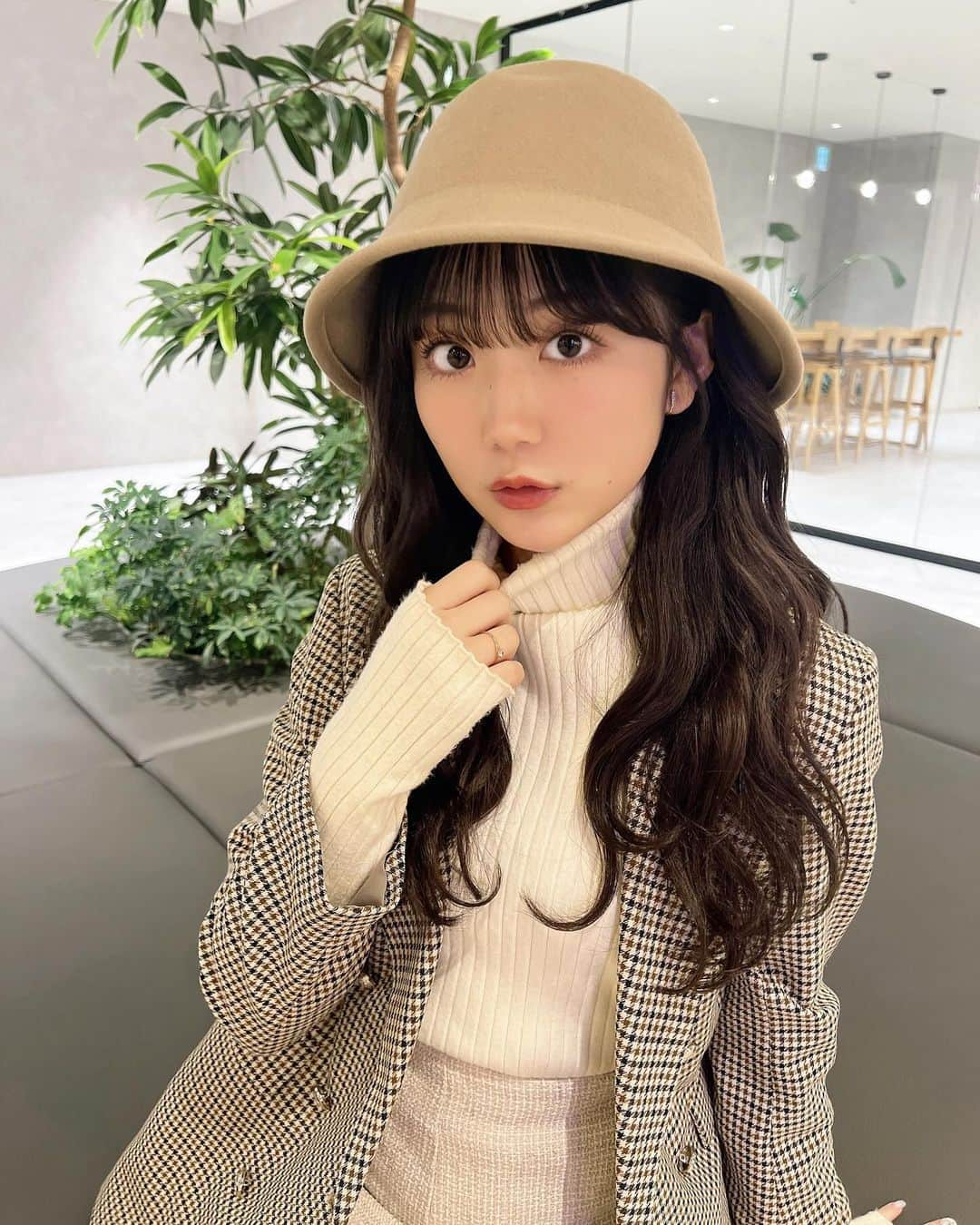 阿部夢梨のインスタグラム：「寒くなってきましたね〜🐿🍂 ⁡ ⁡ ⁡ ⁡ ⁡ いつもお世話になっている @eyeprolish11 で今回もまつげパーマを♥ ファンの子も通ってくれてるみたいでとても嬉しい〜っ」