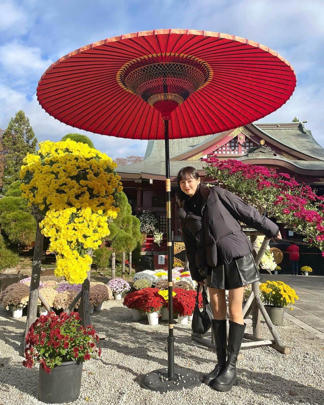 寺田真珠のインスタグラム：「もうすぐ母の誕生日ということで、 茨城県笠間市へ家族でいってきました👨‍👩‍👧‍👧🫶  写真撮りすぎたので、 徐々にあげていきますね？ リールもつくります🫣  素敵な1日を過ごすことができて幸せでした  お母さんいつもありがとう  そして茨城の方はいい人ばかりで心が温まる なんだろう福島と同じ空気を感じるの  つぎは行ったことのない場所へも行きたいなあ  #茨城県 #茨城グルメ #茨城 #ibaraki #笠間 #笠間稲荷神社 #幸せだんご #菊まつり #笠間の菊まつり #神社 #日本三大稲荷 #ootd #ootdfashion #fashion #style #uniqlo #ユニクロ #ユニクロコーデ #ユニクロ購入品 #ジャンパー #アウター #冬服 #冬服コーデ #冬コーデ #タートルネック #タートルネックニット #タートルネックコーデ #ロングブーツ #ロングブーツコーデ #ハーフパンツ」