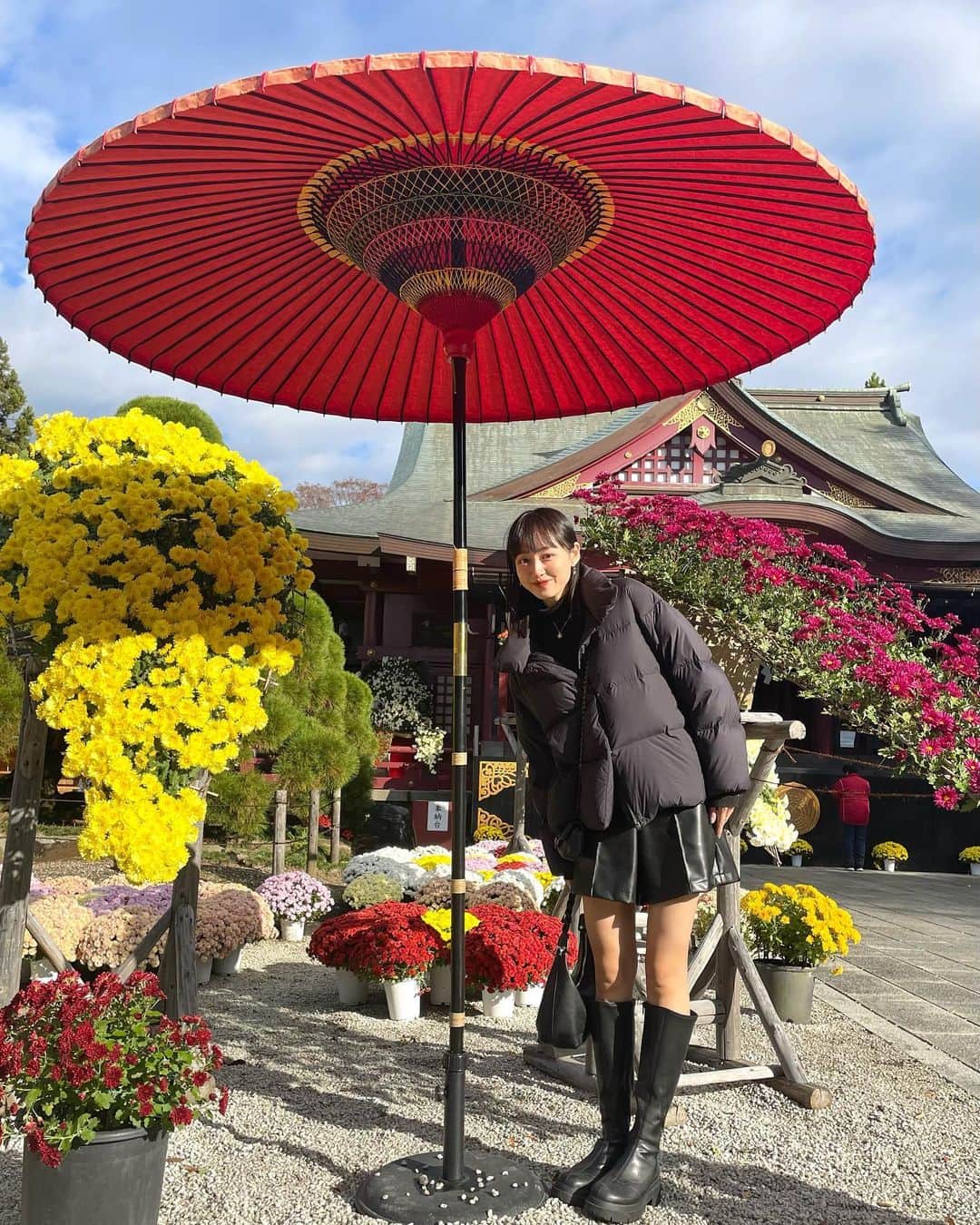 寺田真珠さんのインスタグラム写真 - (寺田真珠Instagram)「もうすぐ母の誕生日ということで、 茨城県笠間市へ家族でいってきました👨‍👩‍👧‍👧🫶  写真撮りすぎたので、 徐々にあげていきますね？ リールもつくります🫣  素敵な1日を過ごすことができて幸せでした  お母さんいつもありがとう  そして茨城の方はいい人ばかりで心が温まる なんだろう福島と同じ空気を感じるの  つぎは行ったことのない場所へも行きたいなあ  #茨城県 #茨城グルメ #茨城 #ibaraki #笠間 #笠間稲荷神社 #幸せだんご #菊まつり #笠間の菊まつり #神社 #日本三大稲荷 #ootd #ootdfashion #fashion #style #uniqlo #ユニクロ #ユニクロコーデ #ユニクロ購入品 #ジャンパー #アウター #冬服 #冬服コーデ #冬コーデ #タートルネック #タートルネックニット #タートルネックコーデ #ロングブーツ #ロングブーツコーデ #ハーフパンツ」11月15日 21時52分 - shinju_terada