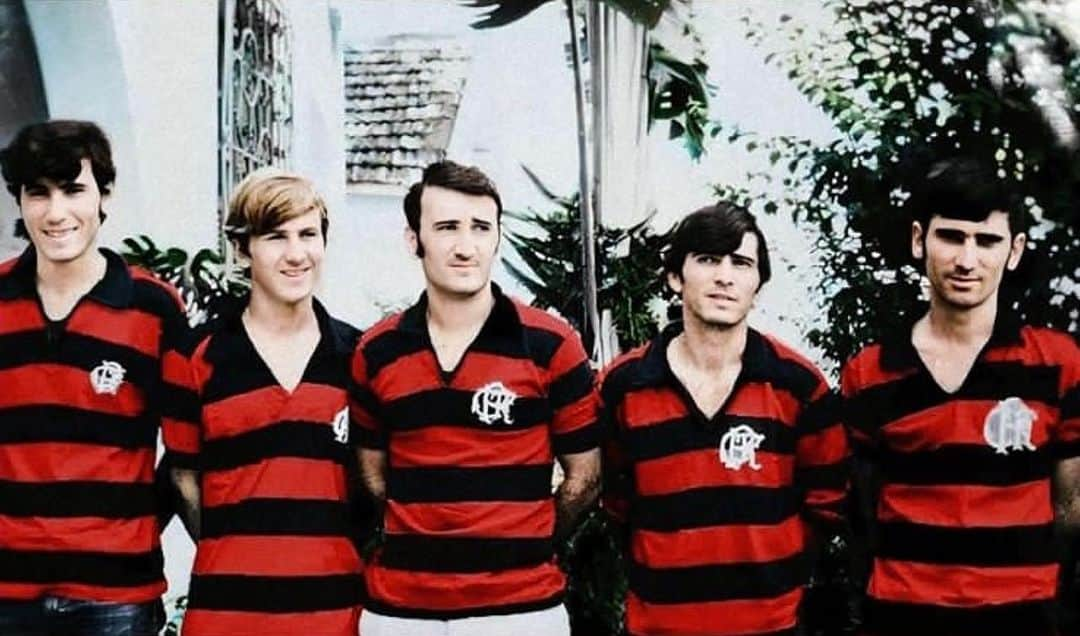 ジーコのインスタグラム：「Hoje o meu Clube de Regatas do Flamengo completa 128 anos e procurei diversas fotos que pudesse representar esse dia. Em homenagem ao Velho Antunes, um dos maiores flamenguistas da historia, que fez todos esses seus filhos se tornarem rubro-negros. Cada filho que nascia ele dava um uniforme completo e isso tudo nos anos 40 e inicio de 50 que foi quando eu nasci. Obrigado pai por fazer a gente amar esse clube e o privilegio de ainda dentro do campo ajudar em grandes conquistas. Parabéns ao Clube e principalmente ao torcedor. Que nosso Mengo continue nos dando alegrias. Saudações RBNGS.」