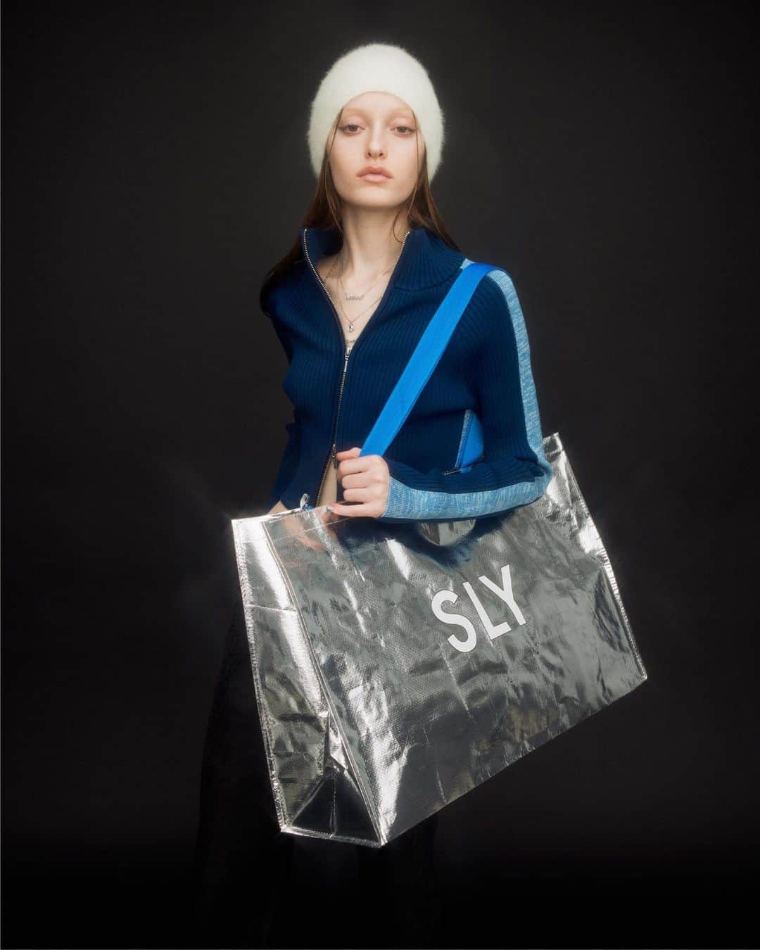 スライのインスタグラム：「ㅤㅤㅤㅤㅤㅤㅤㅤㅤㅤㅤㅤㅤ SLY 2024 LUCKY BAG __________________________________ ☑︎SLY 2024 福袋 (030HS202-1000) Multi_1 ※12月下旬お届け予定  本年はトレンドカラーの全面シルバーにSLYらしい配色のブルーの持ち手がポイントとなる福袋 2024年の福袋は、届いてすぐに使いたいアイテムや、これからの季節に嬉しいアイテムなどなどを豊富に詰め込んだ総額なんと約￥70,000（税抜）以上相当の商品が詰まっています。 中身はもちろん、トレンド感もあるレジャーシーンやお買い物に使いやすいサイズのSLYらしい福袋で、中身を出してからも大活躍間違いなしのお得な福袋です。こちらの福袋はNEW YEAR SPECIAL PRICE ￥11,000（税込）でお求めいただけます！ [中身相当金額（目安）：約￥70,000（税抜）相当] [中身点数（目安）：約7点～10点] _________________________________ #SLY #SLY_fav」