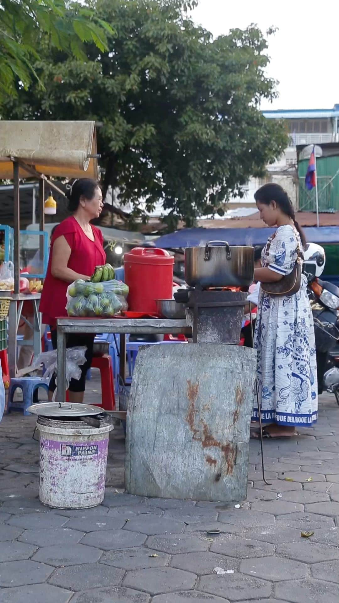 Shunsuke Miyatakeのインスタグラム：「Everyday scenery while waiting for Pontiakorn / ពងទាកូន / Phnom Penh, Cambodia」