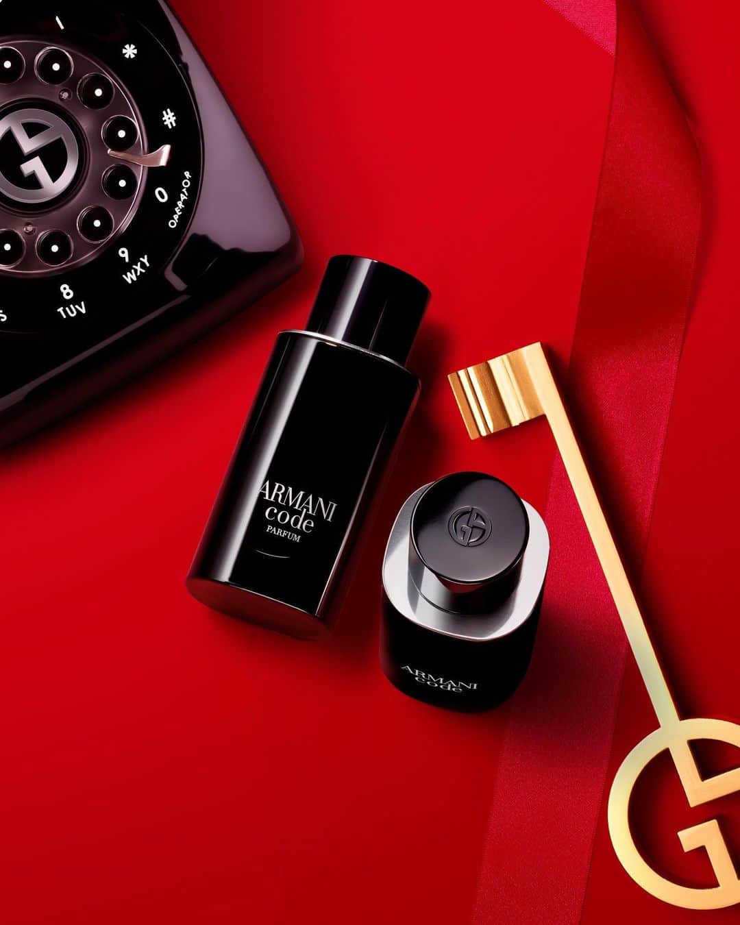 Armani Beautyのインスタグラム：「The CODE to a magical Holiday. Discover the seductive and masculin scent of ARMANI CODE PARFUM, a timeless fragrance infused with Tonka Bean, sage and bergamot that delivers a woody aromatic blend, ideal for any Holiday occassion or as a gift.   #Armanibeauty #ArmaniCode #ArmaniGift #HolidayFragrance」