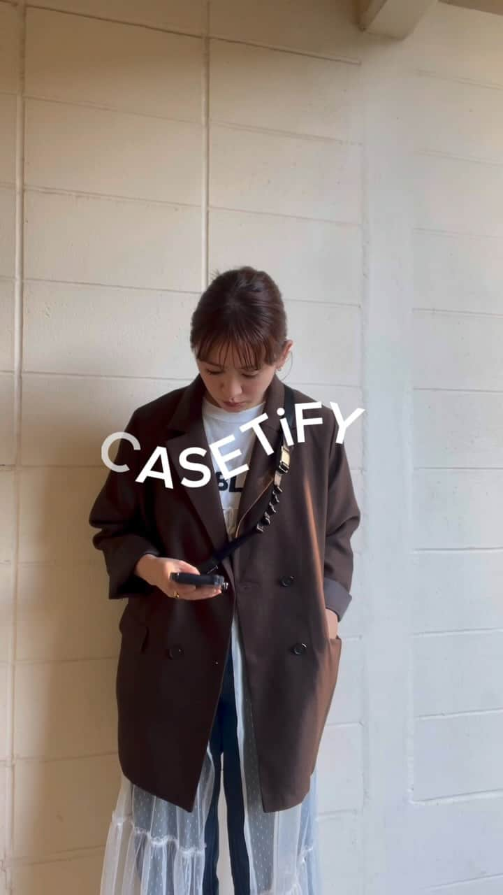 菅谷梨沙子のインスタグラム：「@casetify_jp さんから新作の iPhone15ケースとスマホショルダーの各2種類を頂きました🌝✨ バウンスケースは自分の好きな言葉やイニシャルなどをカスタマイズできるタイプのもの。 そしてこのケース可愛いだけじゃなく、最強のプロテクションなので、例え落としても安心🥹！  インパクトケースはたっくさんの種類の中から好きなプリントを選ぶ事が出来ます！ 可愛いデザインばかりですごく悩んだ…😮‍💨🤍 ちなみにiPhone 14ケースよりも16%スリム&軽量化されているみたい◎  スマホショルダーは、今回ユーティリティストラップとメタルボールショルダーを使用したけど、他にもパールやチェーンタイプなどもありました😵‍💫✨ ケースに合わせて組み合わせ考えるの楽しかったな♡  10RISAKO といれると10%offになるプロモコードも頂いたので、みなさんも好みのもの探して あれば使ってみてね！  #PR #casetify #スマホケース」