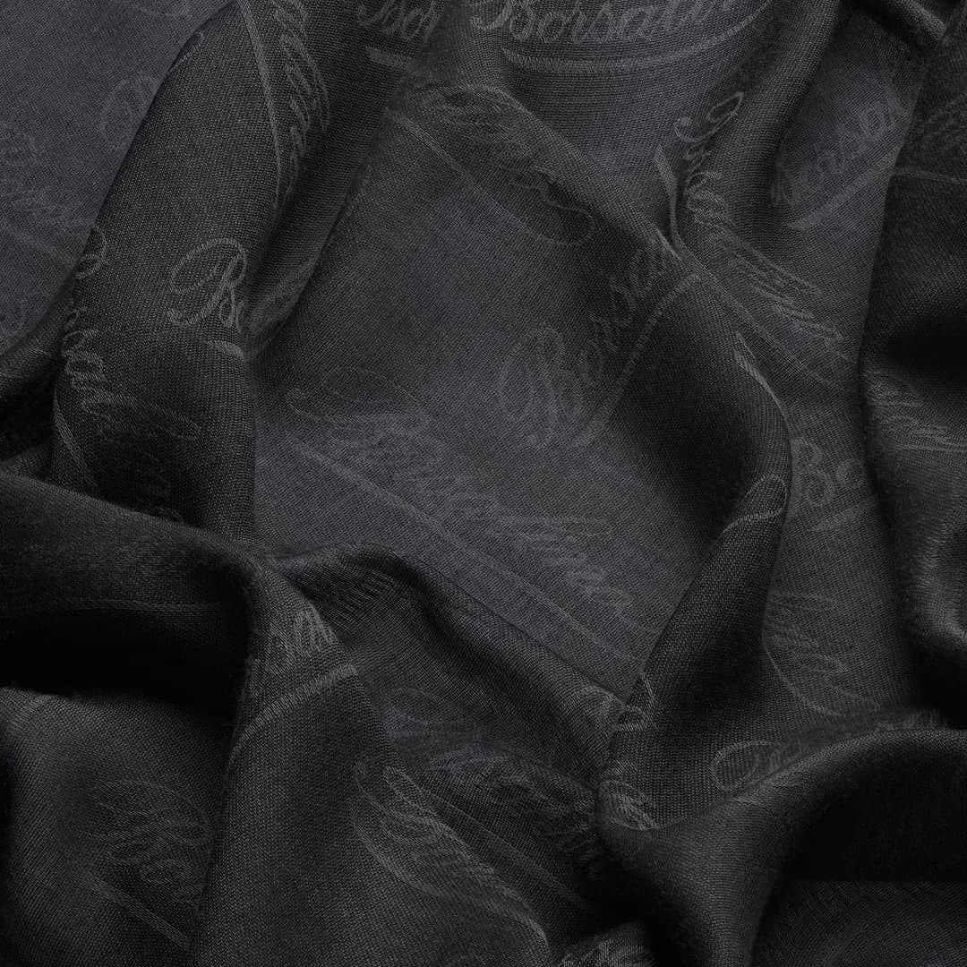 ボルサリーノのインスタグラム：「Blend chic understatement but don’t forget my name. Borsalino’s FW23 soft accessory monogram patterned scarf in a charcoal wool & silk.   Discover more now on www.borsalino.com」