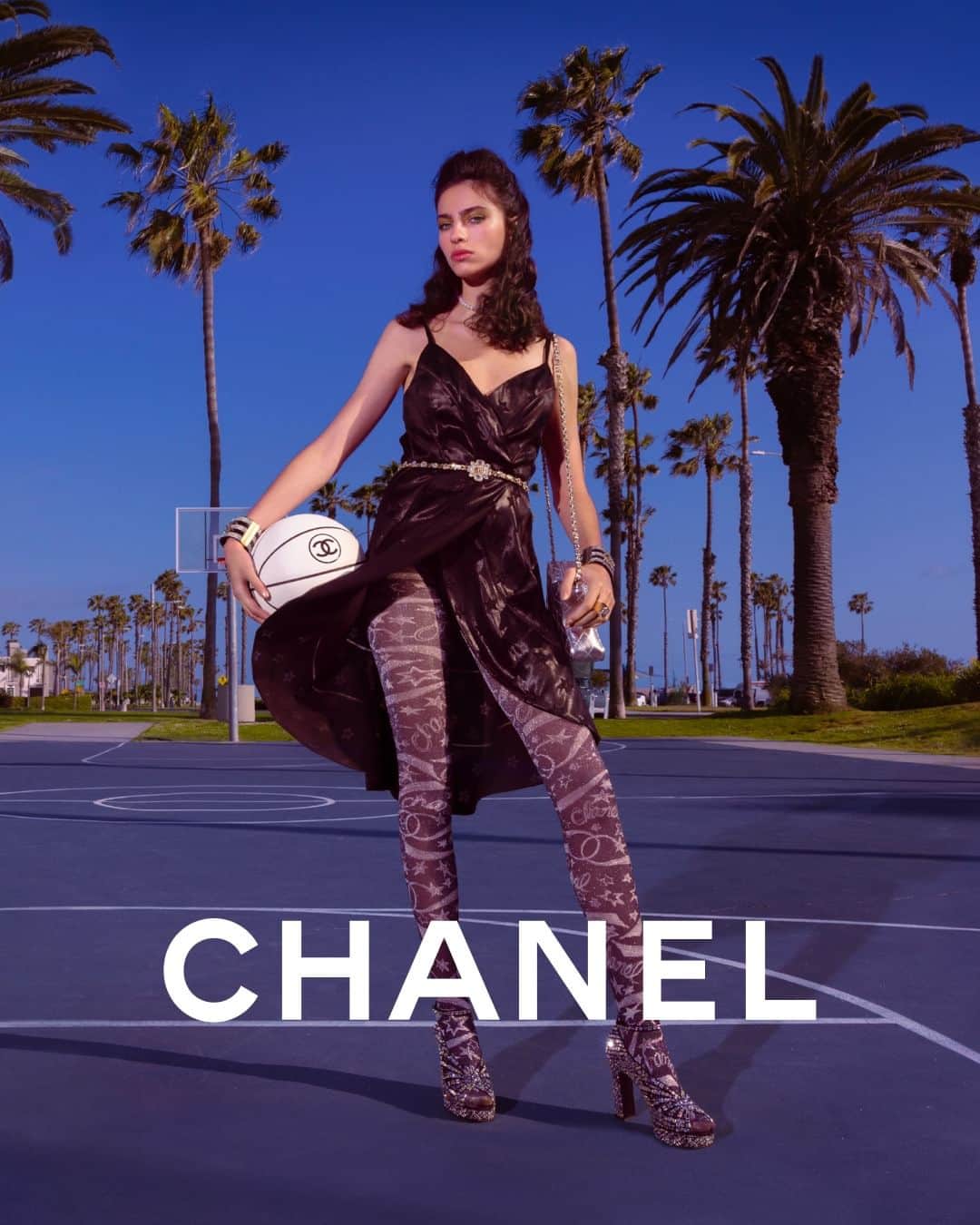 シャネルのインスタグラム：「Californian aesthetics — the CHANEL Cruise 2023/24 collection pays tribute to old Hollywood glamour as well as Los Angeles’ way of life. A duality expressed in the campaign embodied by model Loli-Bahia, photographed by Inez & Vinoodh.   The collection is now available in boutiques.  See more at chanel.com  #CHANELCruise @InezandVinoodh @LoliBahiaa」