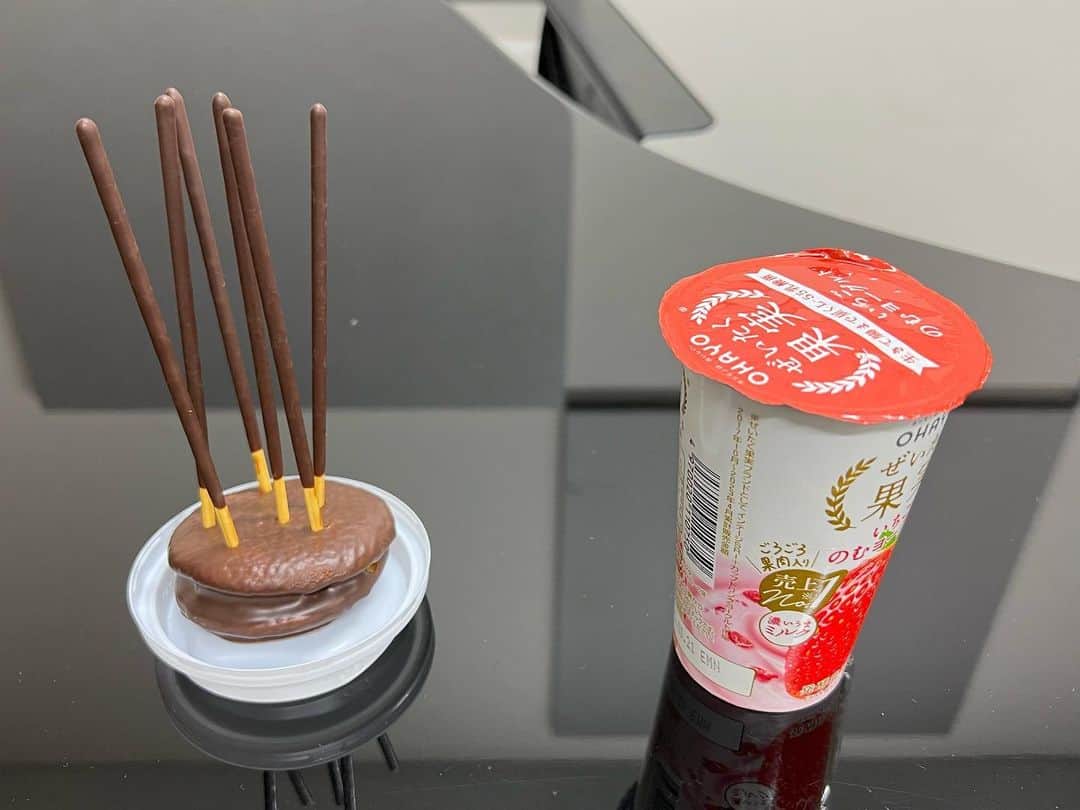 のインスタグラム：「エリック夫妻作 突貫手作りハピバケーキセット！ 行き当たりばったりアドリブ感満載でかえってメッチャ嬉しい！！ 本当にありがとう〜！」