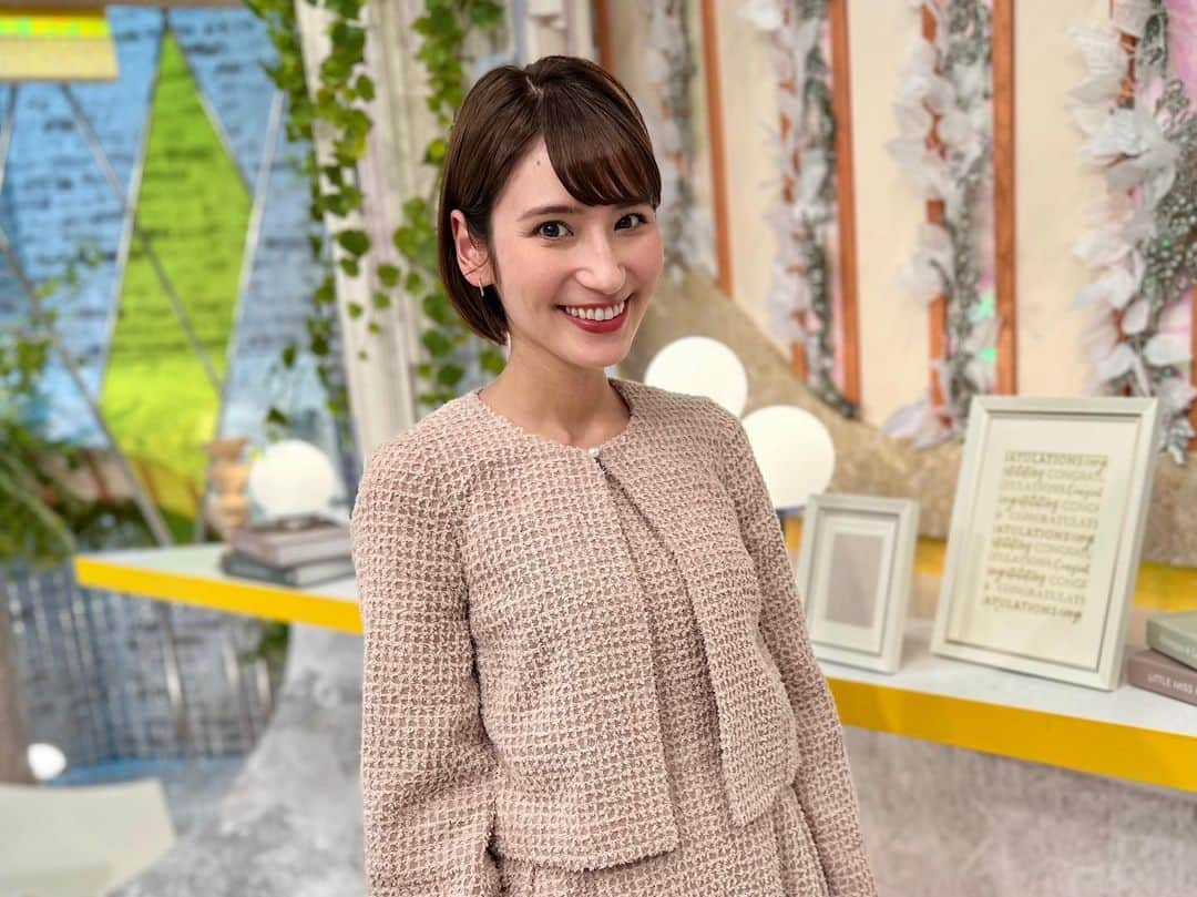 澤田愛美のインスタグラム：「.  大東建託の「街の幸福度ランキング」で おいらせ町が東北ナンバー1に😳🏆✨ 嬉しいですね！  こちらのニュースは ABAのホームページからご覧頂けます☺️  ちなみにコーナー冒頭の 私にとっての幸福でお話した愛犬🐶 最近はソファでくつろいでいると 私の首元にやってきて ネックウォーマーのように温めてくれます🐶♨️  .   #青森朝日放送 #ハレのちあした #ニュース #報道 #幸福度 #いぬのいる暮らし #アナウンサー  (着用している服は #衣装提供 です)」