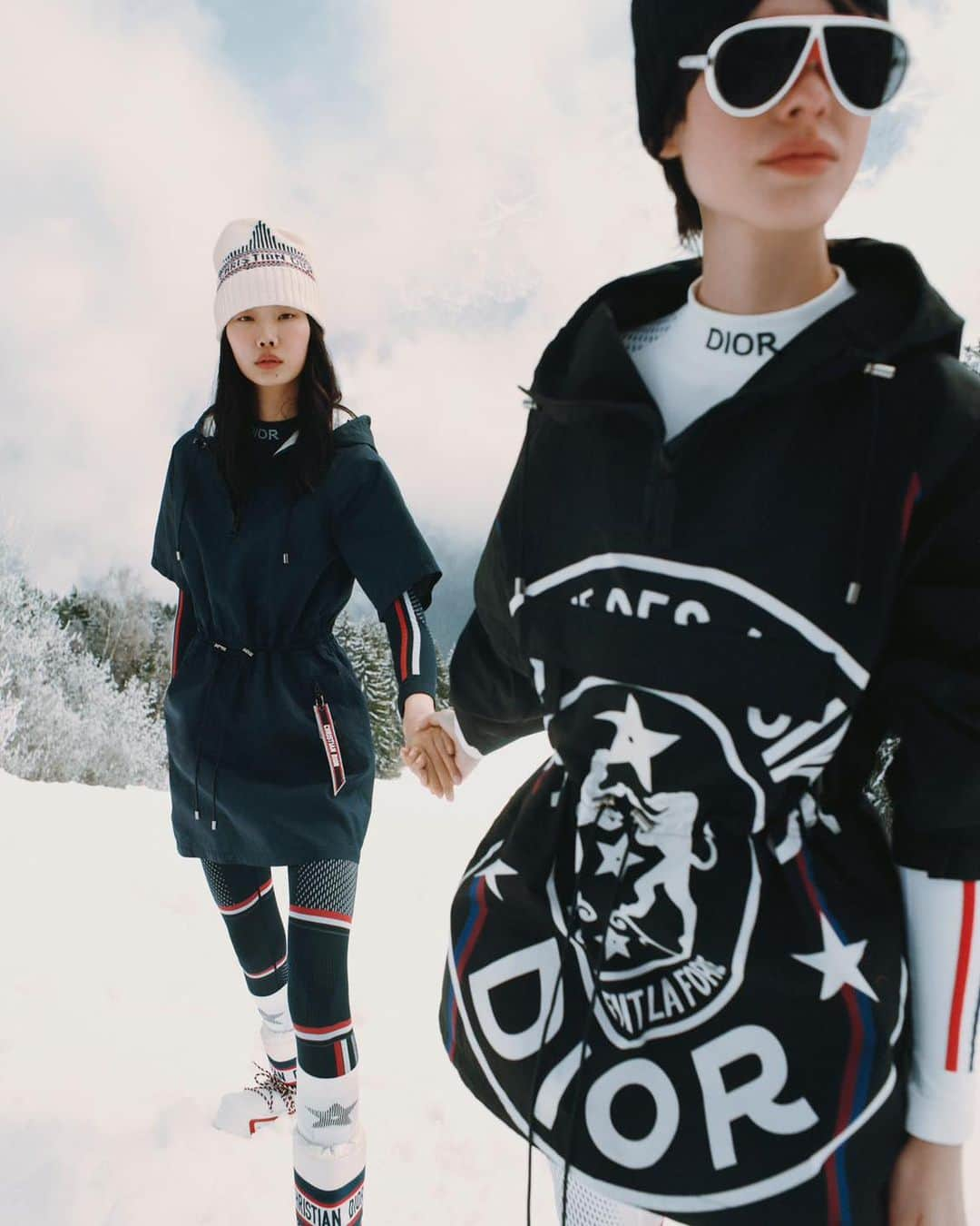 クリスチャンディオールさんのインスタグラム写真 - (クリスチャンディオールInstagram)「Within the #DiorAlps capsule, @MariaGraziaChiuri has reimagined essential ski components that promise to redefine your winter aesthetic. Every detail counts, and this includes the moonboots, beanies, and glasses, which are aligned with contemporary silhouettes. This exclusive line also paints the spirit of escapism with the 'Plan de Paris' motif, infusing Parisian enchantment into your winter elegance.  © @LatourFanny」11月15日 22時01分 - dior