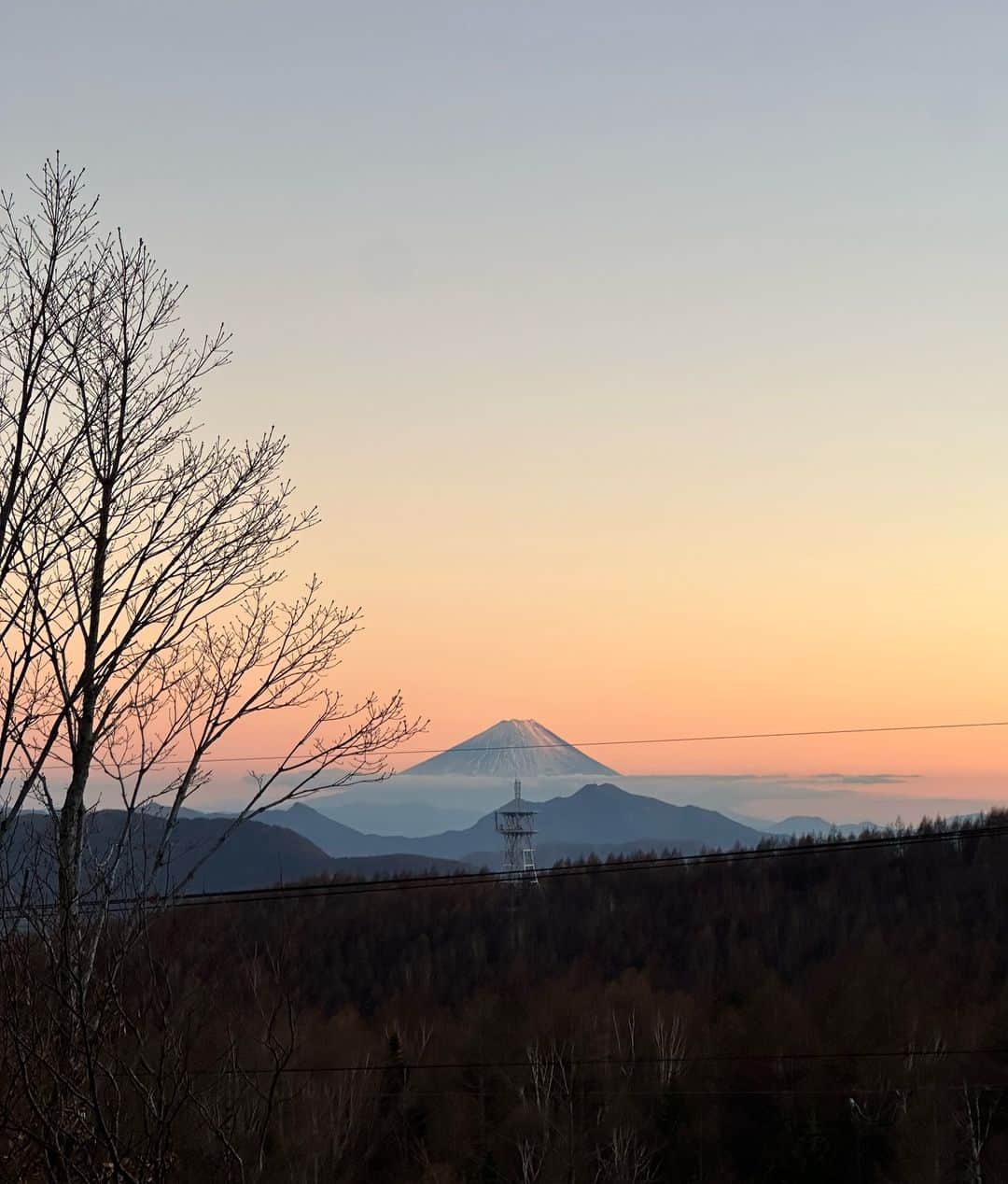 田井中将希のインスタグラム：「散歩道で新たな絶景スポットを発見。  八ヶ岳から見る富士山もまた、それはもう。 熱燗飲もう。」