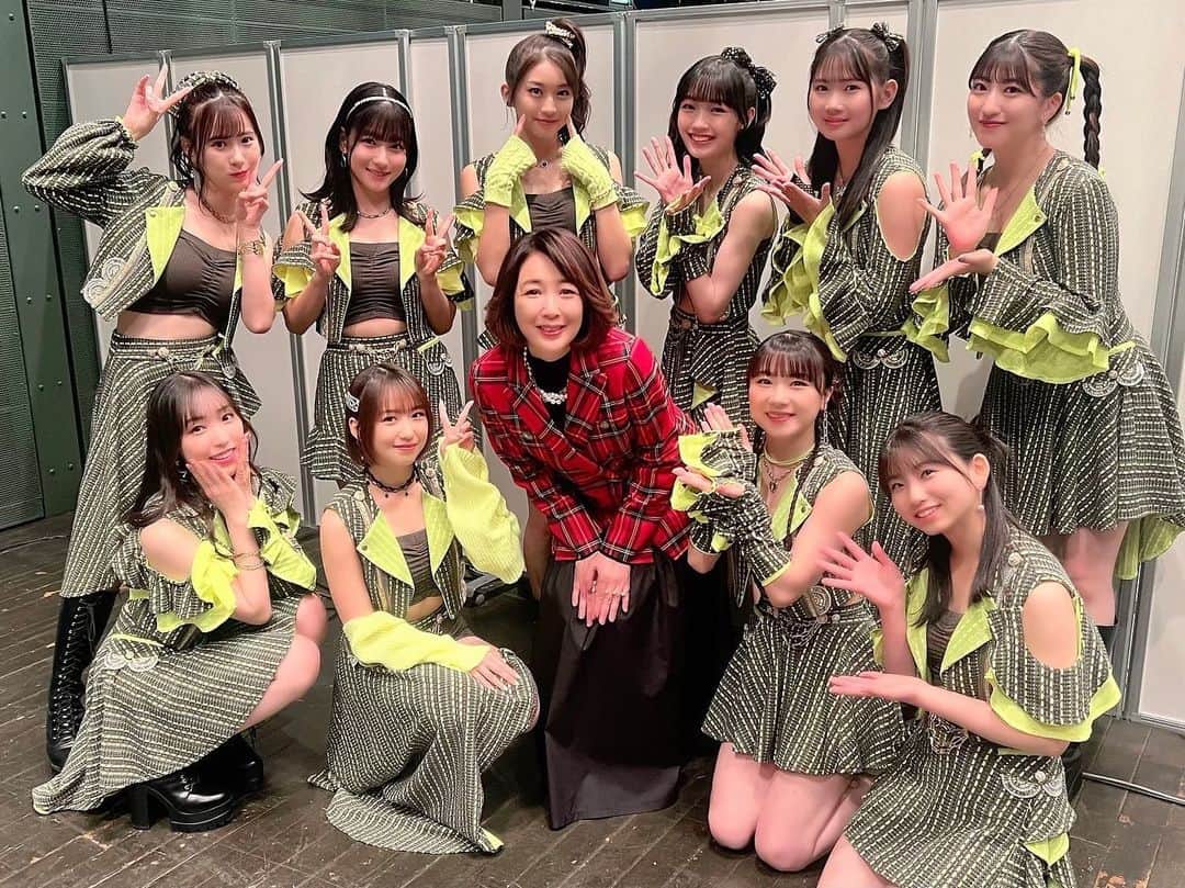 のインスタグラム：「*  ドラマ・真夜中にハロー の撮影から 久しぶりに「モーニング娘。23」のメンバーさんと🥰写真を。 皆さん輝いていて、美しかった❤️  リンドバーグのマキちゃんとも 久しぶりに。 マキちゃんは、心が許せる大好きな同世代です。  そして、寒い中を会場に来てくださって 応援してくださった方々、温かい応援を ありがとうございました。 お風邪をひきませんように！」