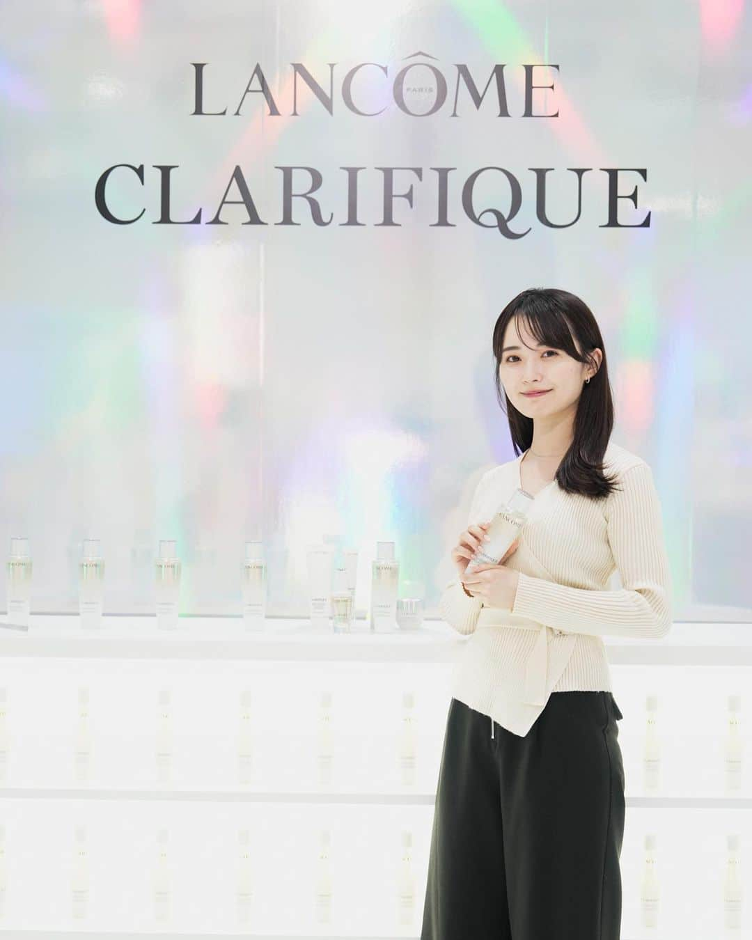 角川友紀のインスタグラム：「⁡ ランコム @lancomeofficial の 大人気化粧水「クラリフィック」が 4年ぶりにリニューアルされたとのことで 一足早くお試しできるイベントに参加させていただきました🌹  "クラリフィック デュアル エッセンス ローション EX"  新しい保湿酵素、ブナの実エキスが増量して 保湿力が8倍になった上に 角質ケアも同時にできるみたいで… これからの季節に大活躍しそうなアイテムでした🫘  自然由来な成分で出来ているのも 肌にやさしくて嬉しい🍃 ⁡ ⁡ #PR#クラリフィック#満たされ透明肌 #lancomeskincare#lancomemakeup ⁡」